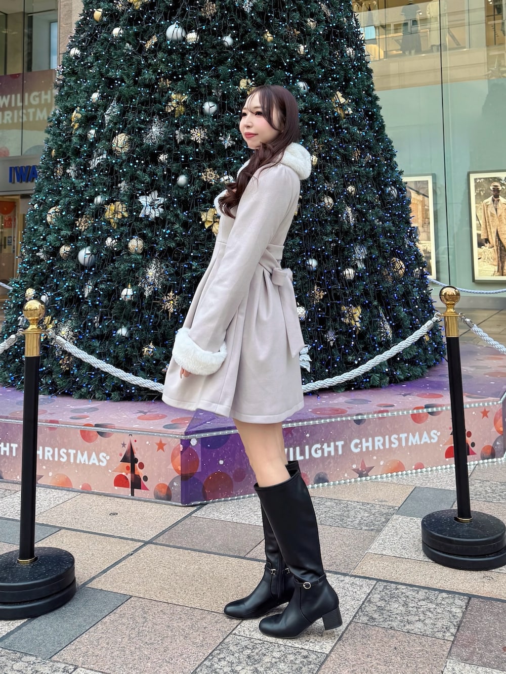 ピンク系のその他アウター、ブラック系のブーツを着用したレディースの冬コーディネートの3枚目の写真