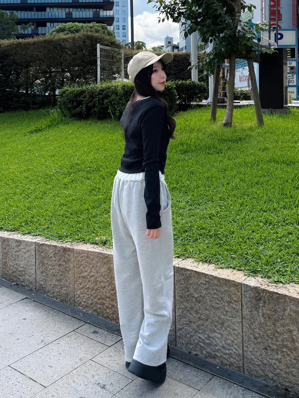 ブラック系のTシャツ/カットソー、グレー系のスウェットパンツ、ブラック系のスニーカーを着用したレディースの秋コーディネートの3枚目の写真