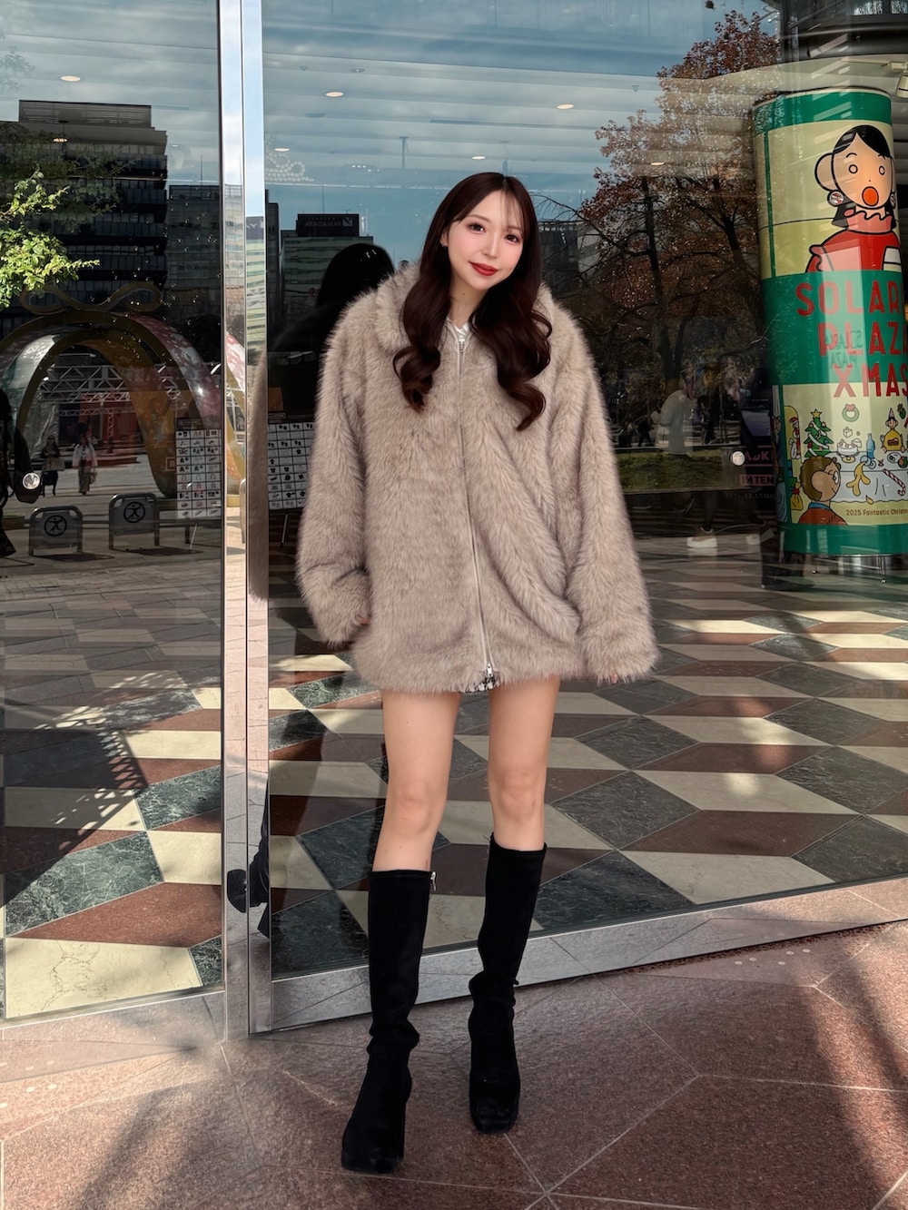 ベージュ系のブルゾンを着用したレディースの冬コーディネートの3枚目の写真