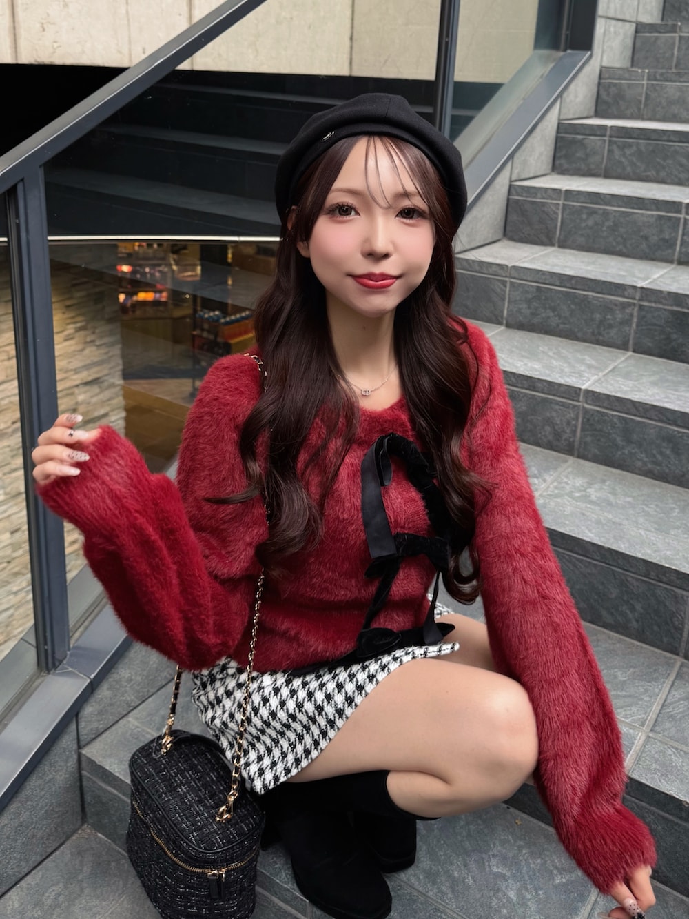 レッド系のカーディガン/ボレロ、その他のスカート、ブラック系のショルダーバッグを着用したレディースの秋コーディネートの4枚目の写真