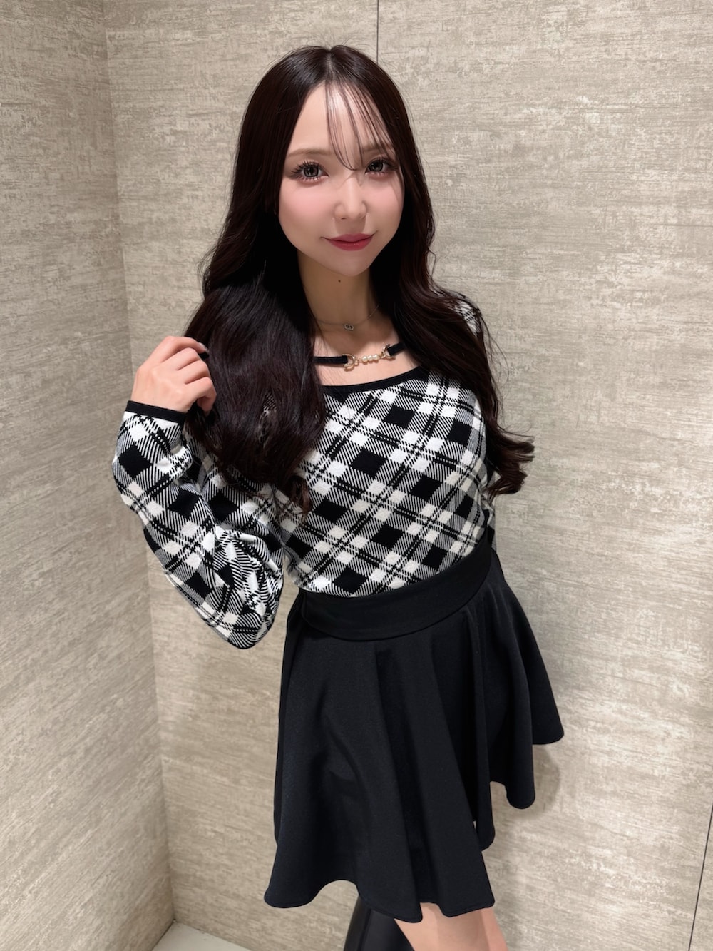 ブラック系のスカート、ブラック系のニット/セーターを着用したレディースの秋コーディネートの4枚目の写真