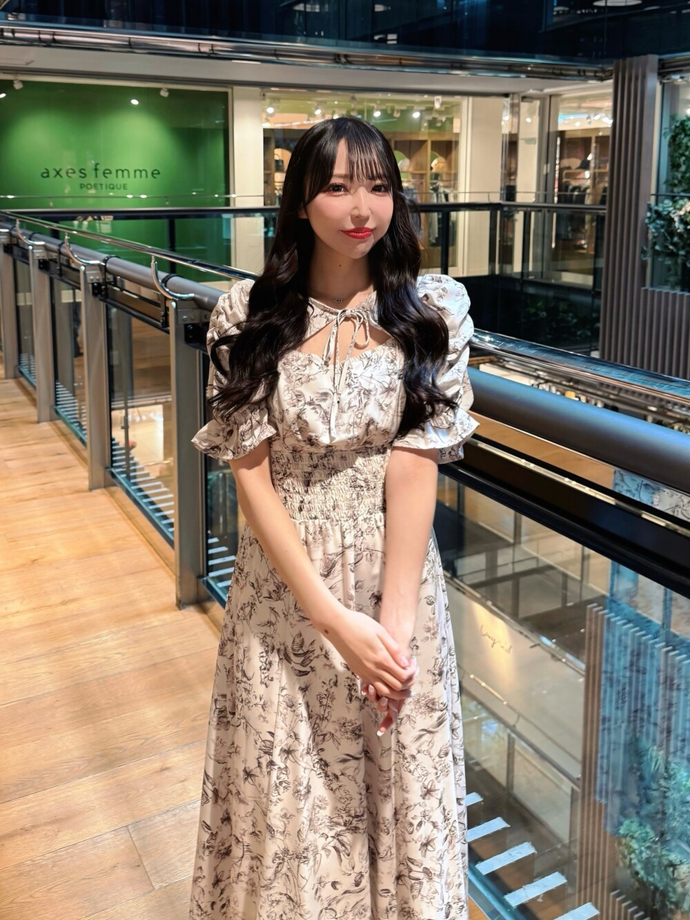 ホワイト系のワンピース、ホワイト系のサンダルを着用したレディースの夏コーディネートの6枚目の写真