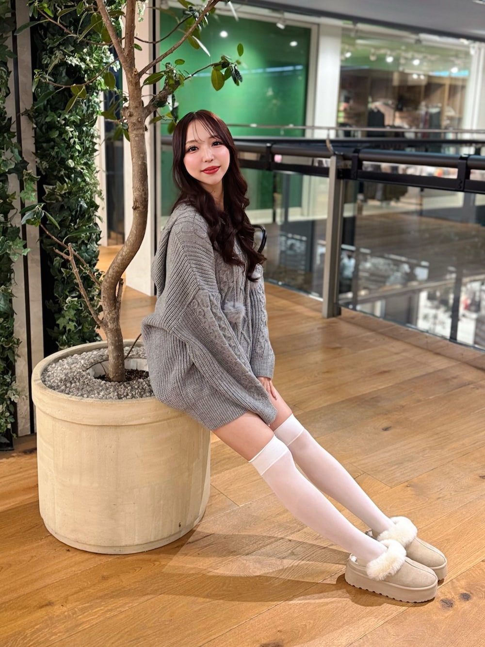 グレー系のパーカー、ベージュ系のブーツを着用したレディースの冬コーディネートの4枚目の写真