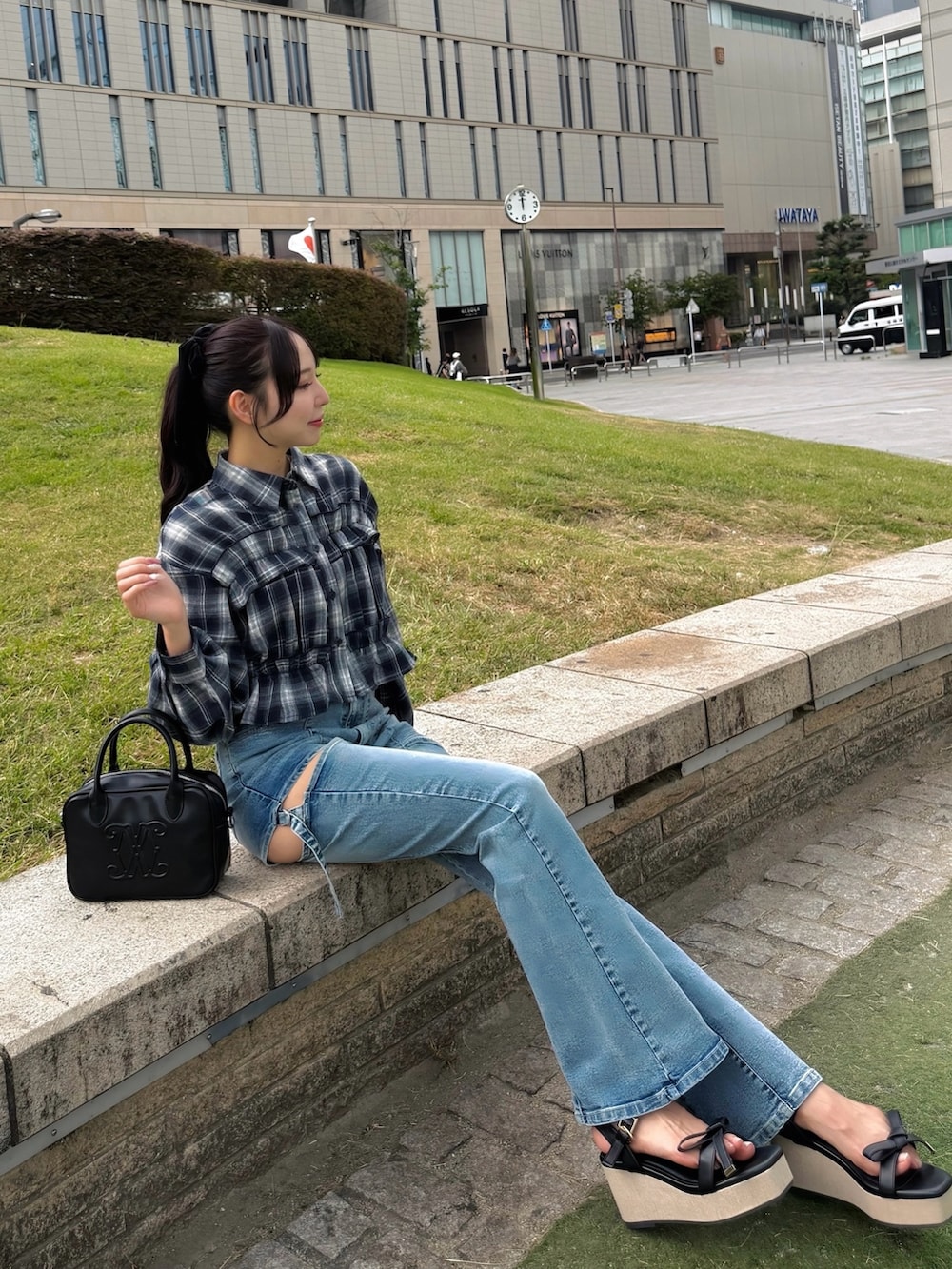 ブルー系のシャツ/ブラウス、ブルー系のデニムパンツ、ブラック系のハンドバッグを着用したレディースの秋コーディネートの2枚目の写真