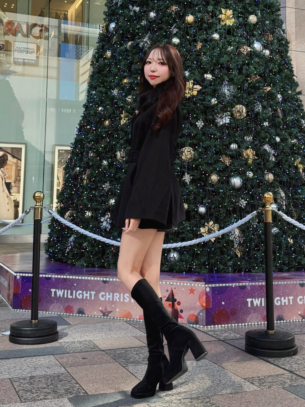 ブラック系のその他アウター、ホワイト系のショルダーバッグを着用したレディースの秋コーディネートの3枚目の写真