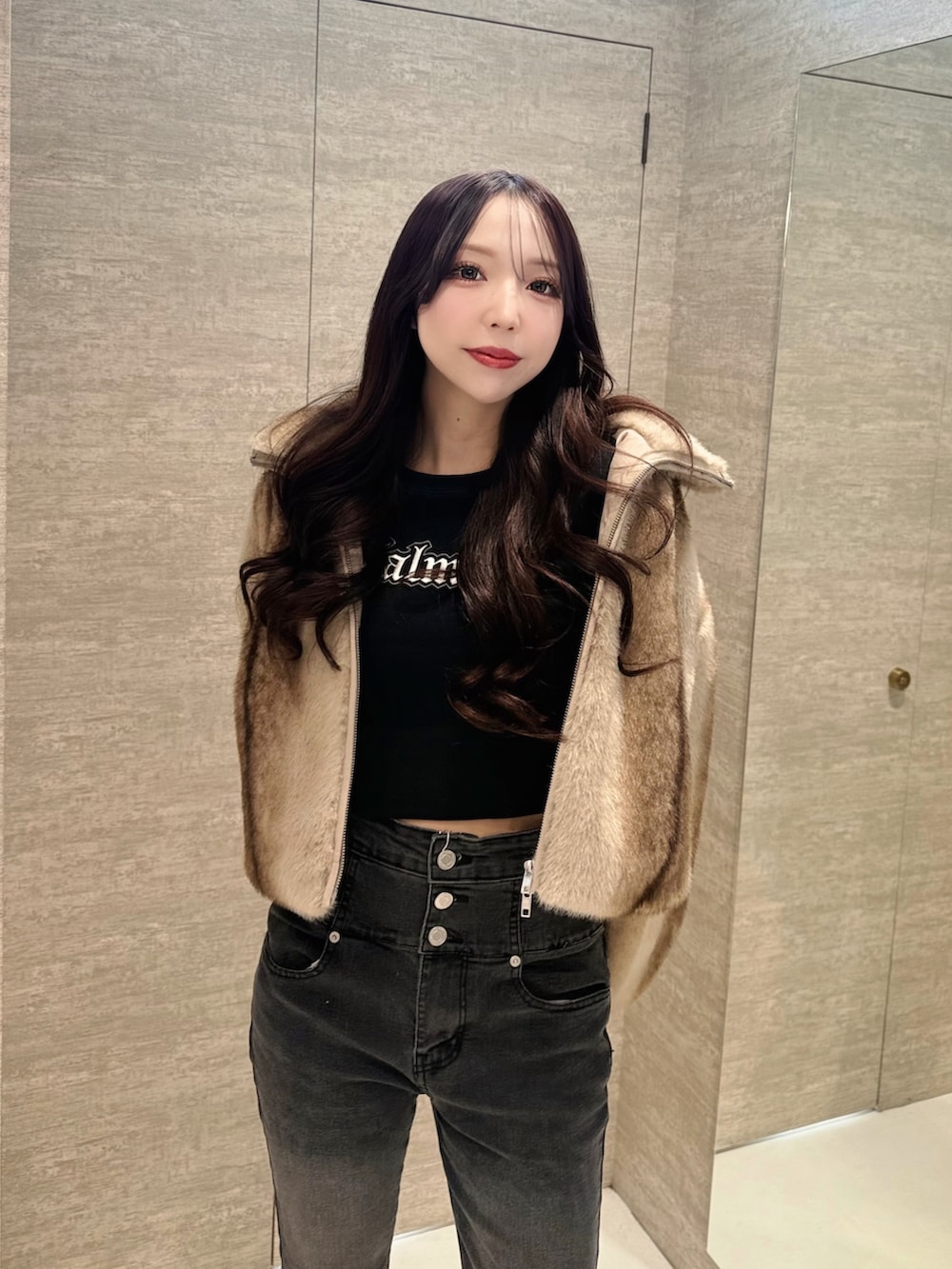 ベージュ系のその他アウター、ブラック系のTシャツ/カットソーを着用したレディースの秋コーディネートの4枚目の写真