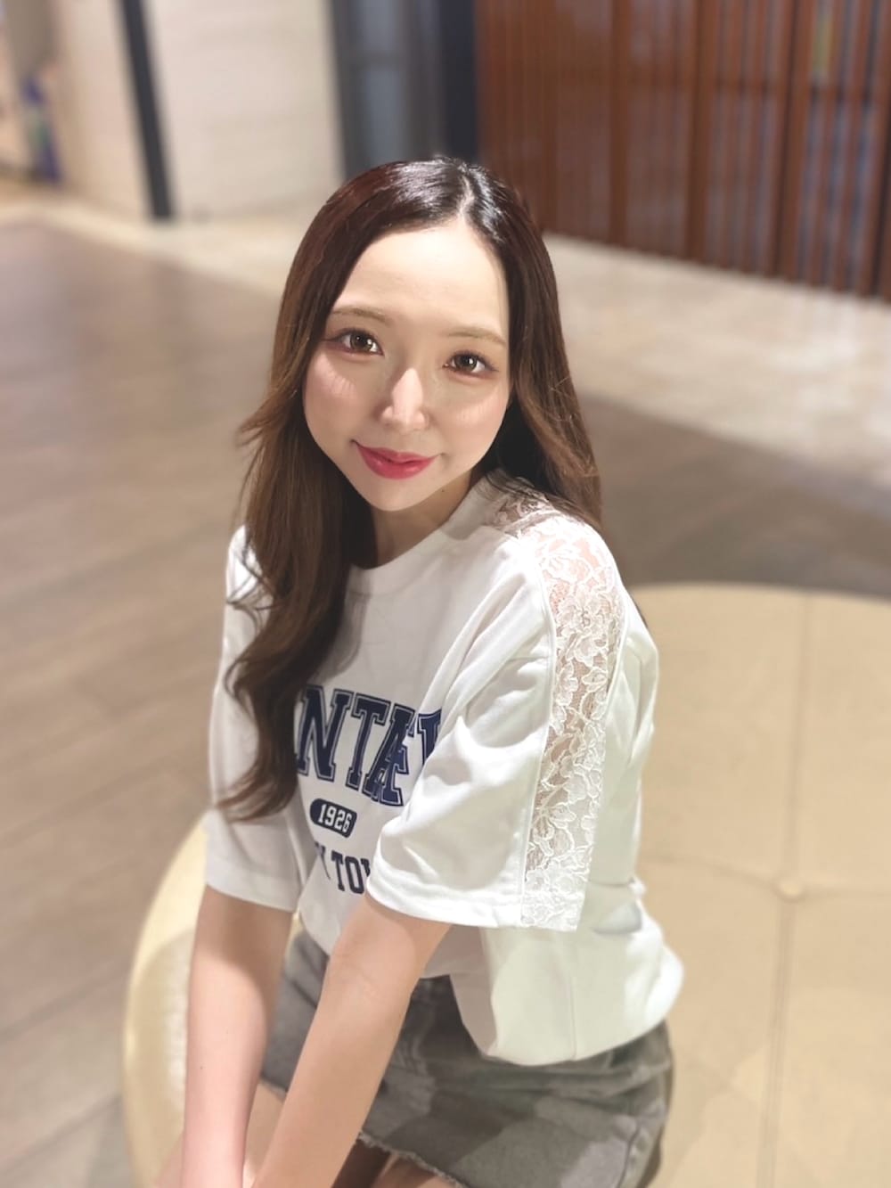 ホワイト系のTシャツ/カットソー、グレー系のデニムスカートを着用したレディースの夏コーディネートの2枚目の写真