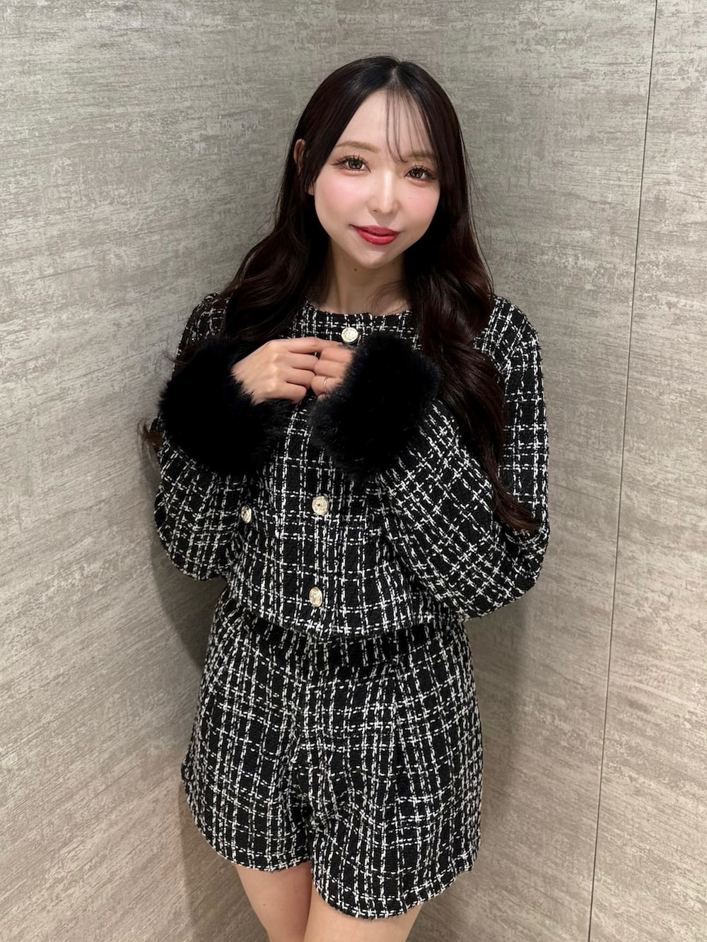 ブラック系のノーカラージャケット、ブラック系のその他パンツを着用したレディースの秋コーディネートの4枚目の写真