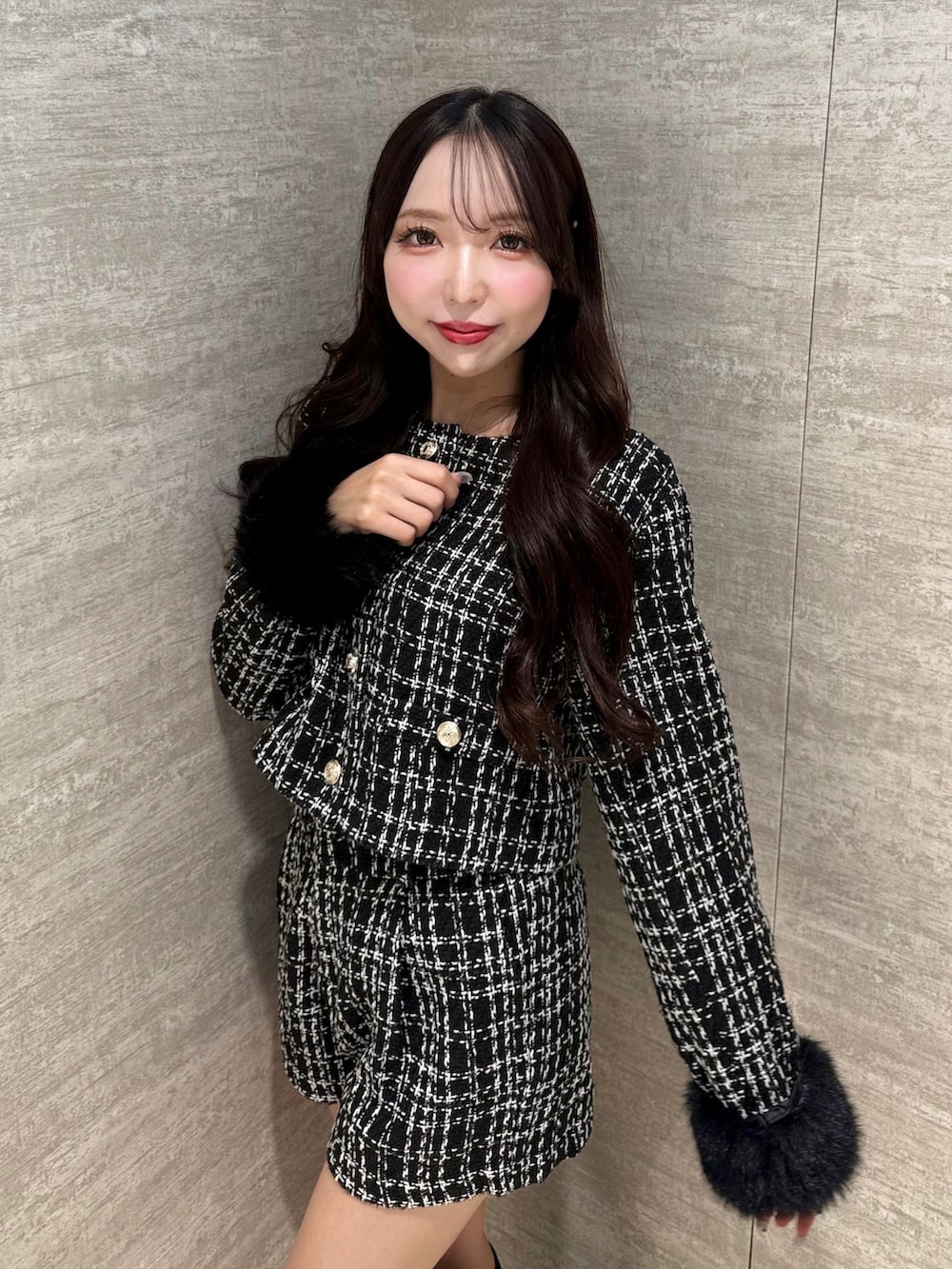 ブラック系のノーカラージャケット、ブラック系のその他パンツを着用したレディースの秋コーディネートの3枚目の写真