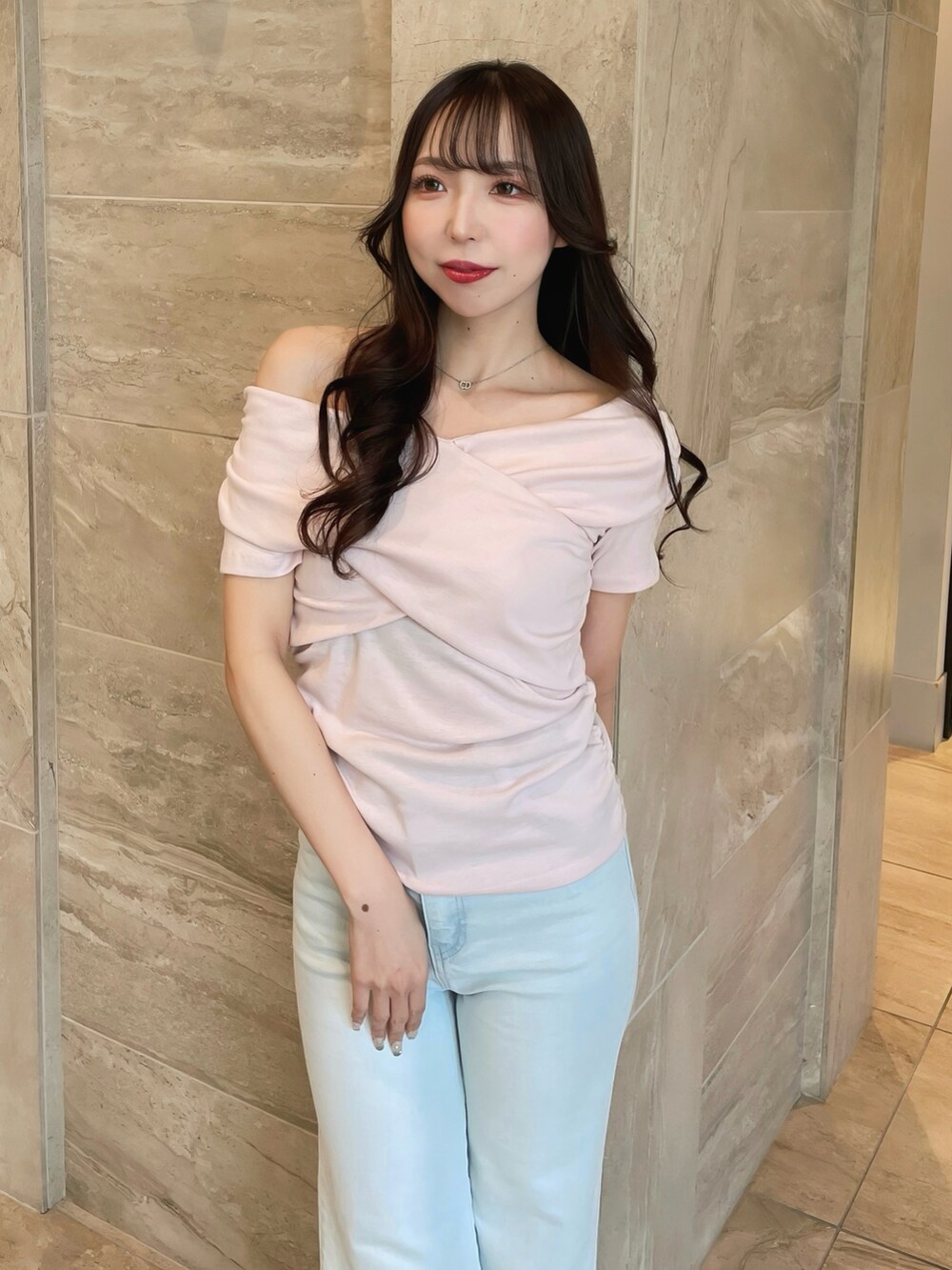 ブラック系のTシャツ/カットソー、ブルー系のデニムパンツ、ブラック系のパンプスを着用したレディースの春コーディネートの4枚目の写真