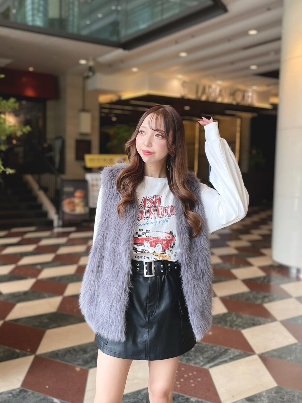 ブラウン系のTシャツ/カットソー、グレー系のベスト、ホワイト系のTシャツ/カットソーを着用したレディースの秋コーディネートの3枚目の写真