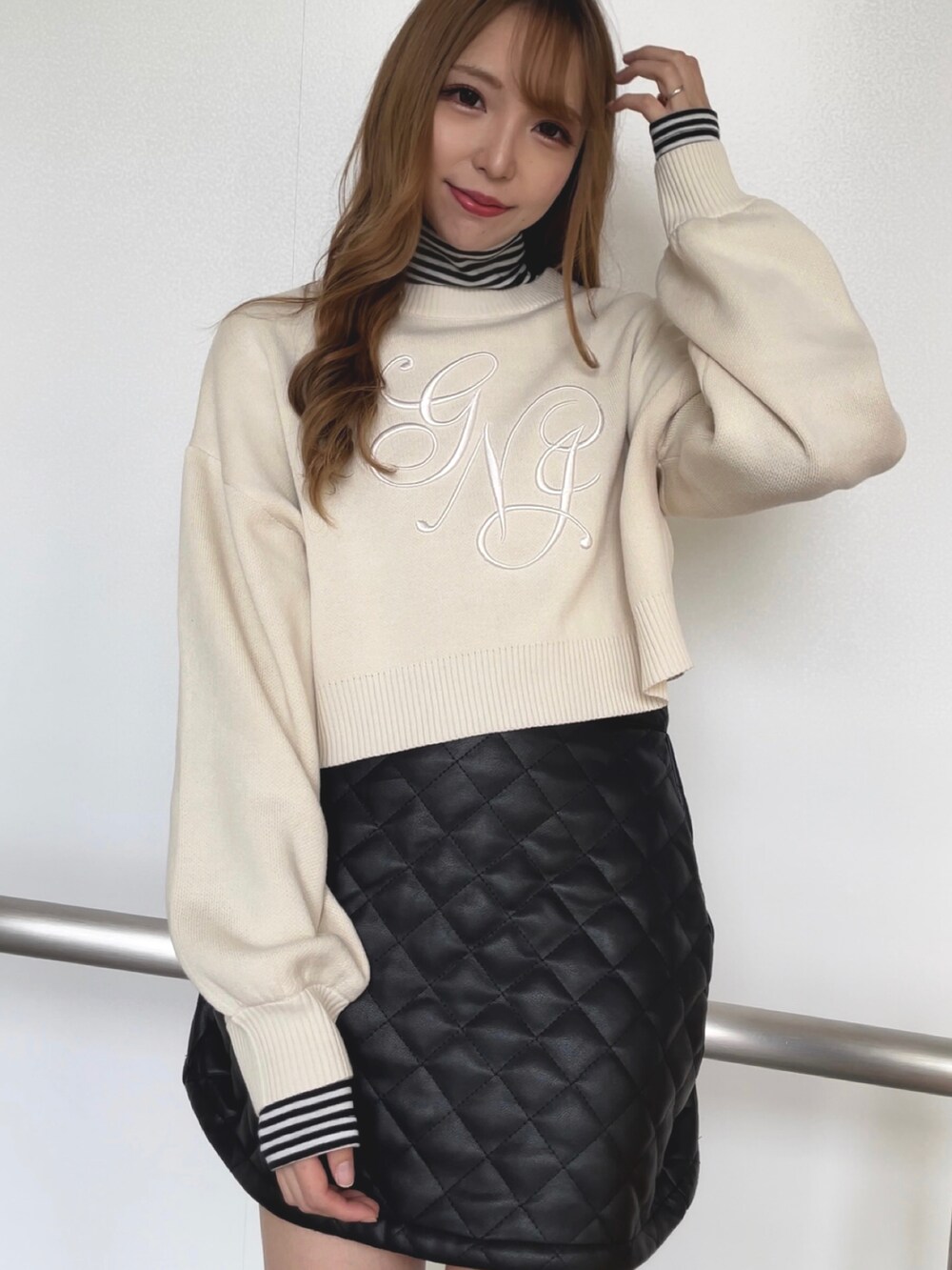 その他のTシャツ/カットソー、ホワイト系のニット/セーター、ブラック系のスカートを着用したレディースの秋コーディネートの2枚目の写真