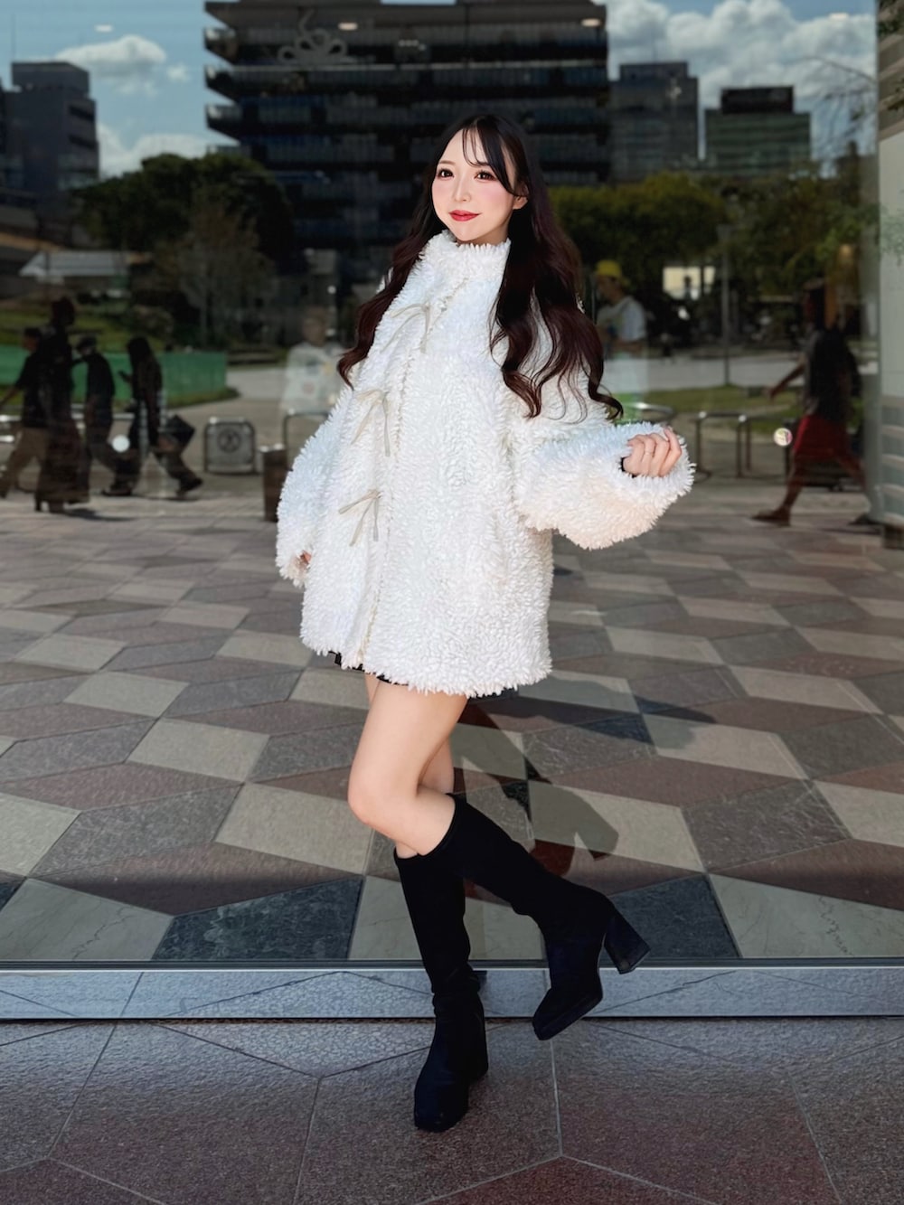 ホワイト系のブルゾンを着用したレディースの秋コーディネートの3枚目の写真