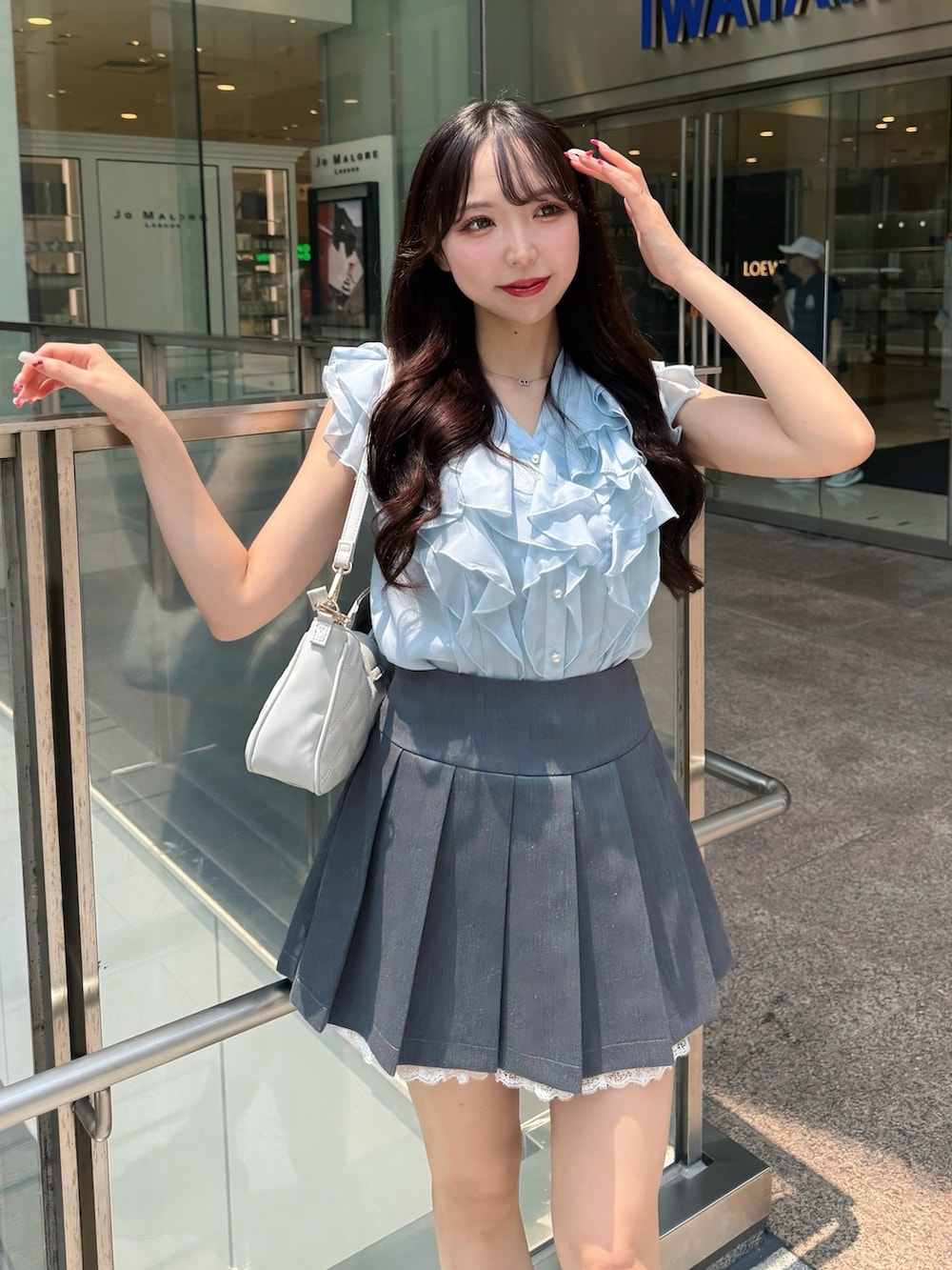 ブルー系のシャツ/ブラウス、グレー系のスカート、ブラック系のサンダルを着用したレディースの夏コーディネートの6枚目の写真