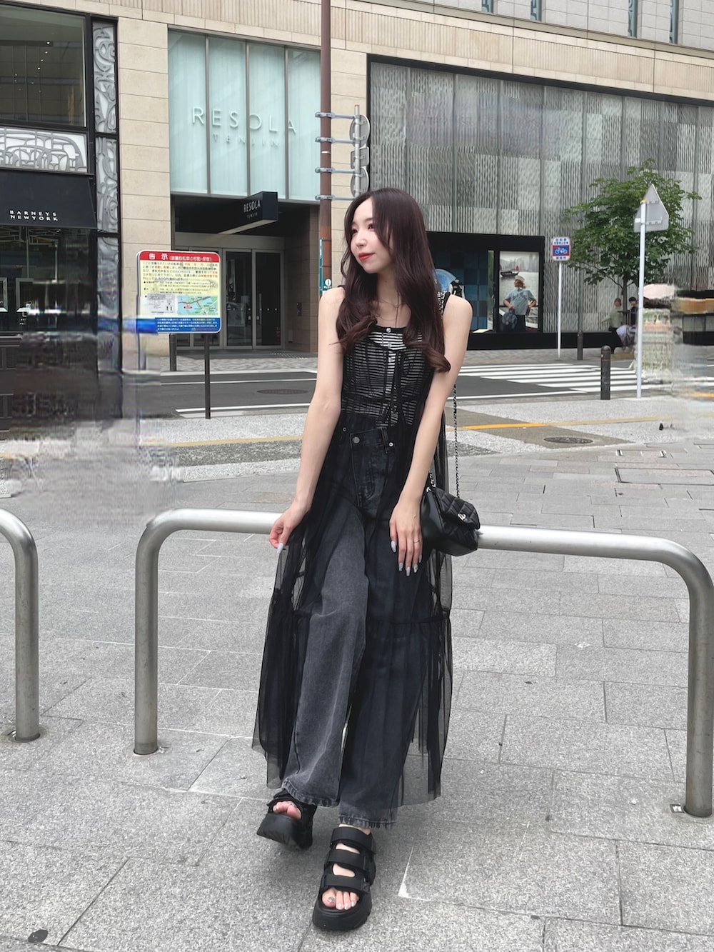 その他のタンクトップ、ブラック系のワンピース、グレー系のデニムパンツを着用したレディースの夏コーディネートの2枚目の写真