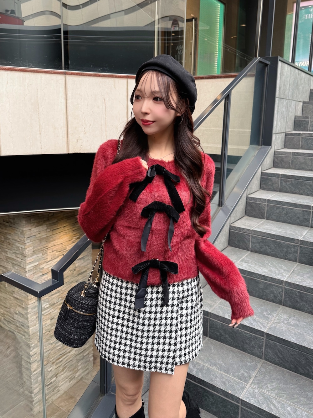 レッド系のカーディガン/ボレロ、その他のスカート、ブラック系のショルダーバッグを着用したレディースの秋コーディネートの3枚目の写真