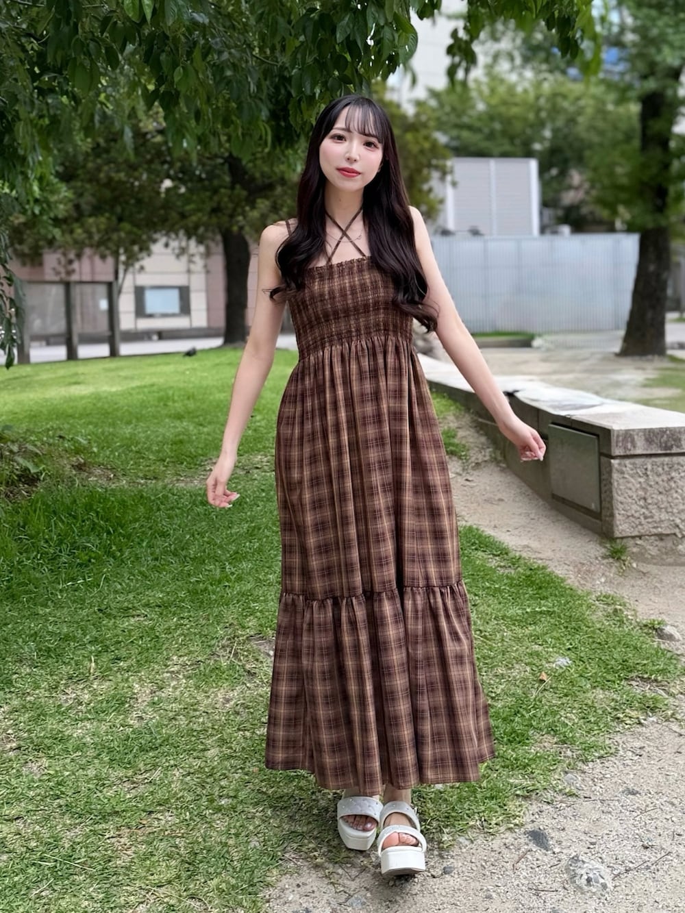 ブラウン系のワンピース、ホワイト系のサンダルを着用したレディースの夏コーディネートの2枚目の写真