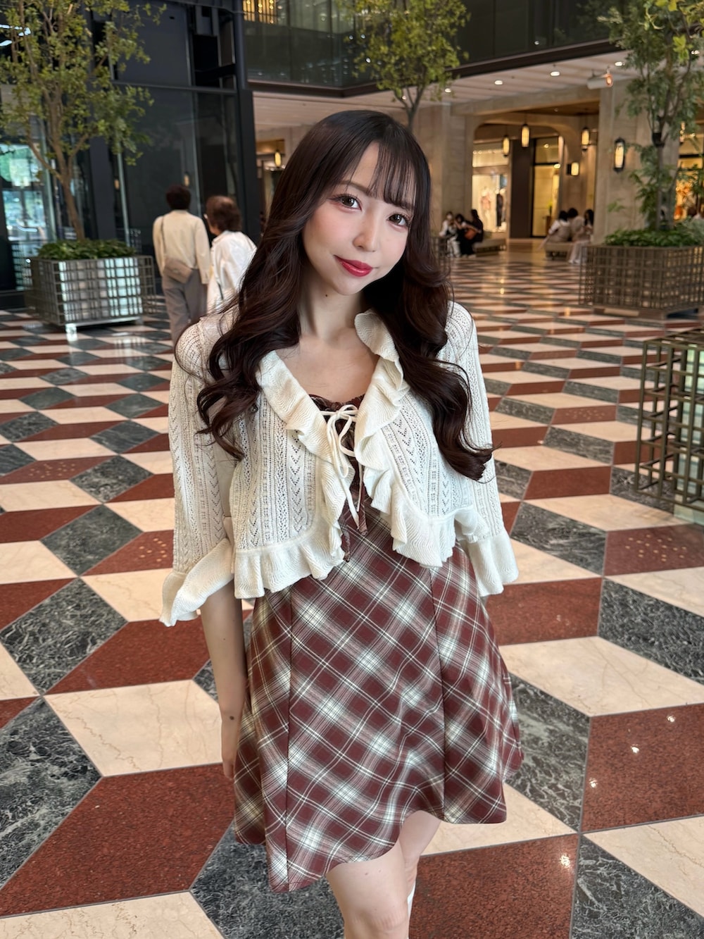 ホワイト系のカーディガン/ボレロ、ブラウン系のワンピース、ホワイト系のハンドバッグを着用したレディースの春コーディネートの5枚目の写真