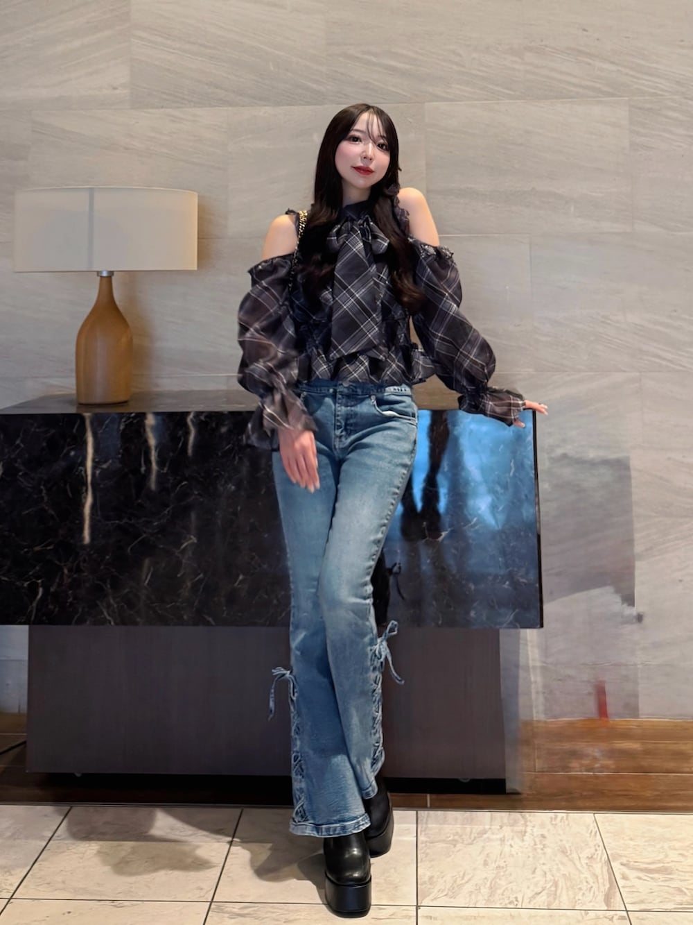 ブラック系のショルダーバッグ、ブラック系のシャツ/ブラウスを着用したレディースの秋コーディネートの3枚目の写真