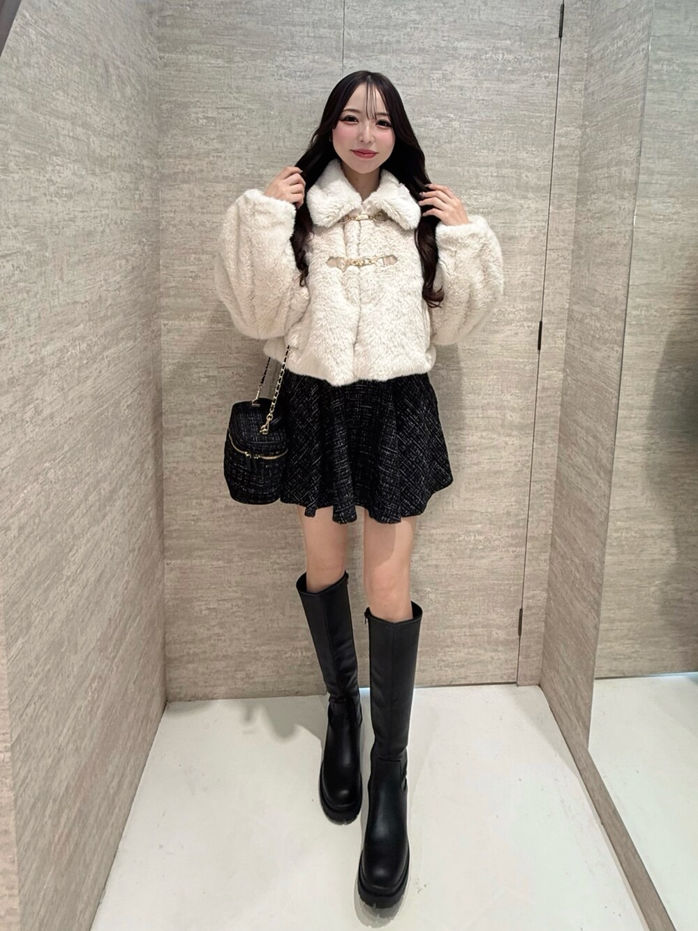 ベージュ系のブルゾン、ブラック系のスカート、ブラック系のショルダーバッグを着用したレディースの秋コーディネートの2枚目の写真