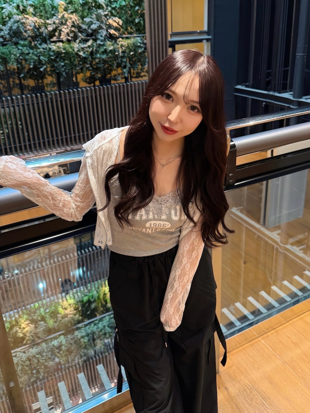 ホワイト系のパーカー、ブラック系のカーゴパンツ、グレー系のTシャツ/カットソーを着用したレディースの夏コーディネートの4枚目の写真