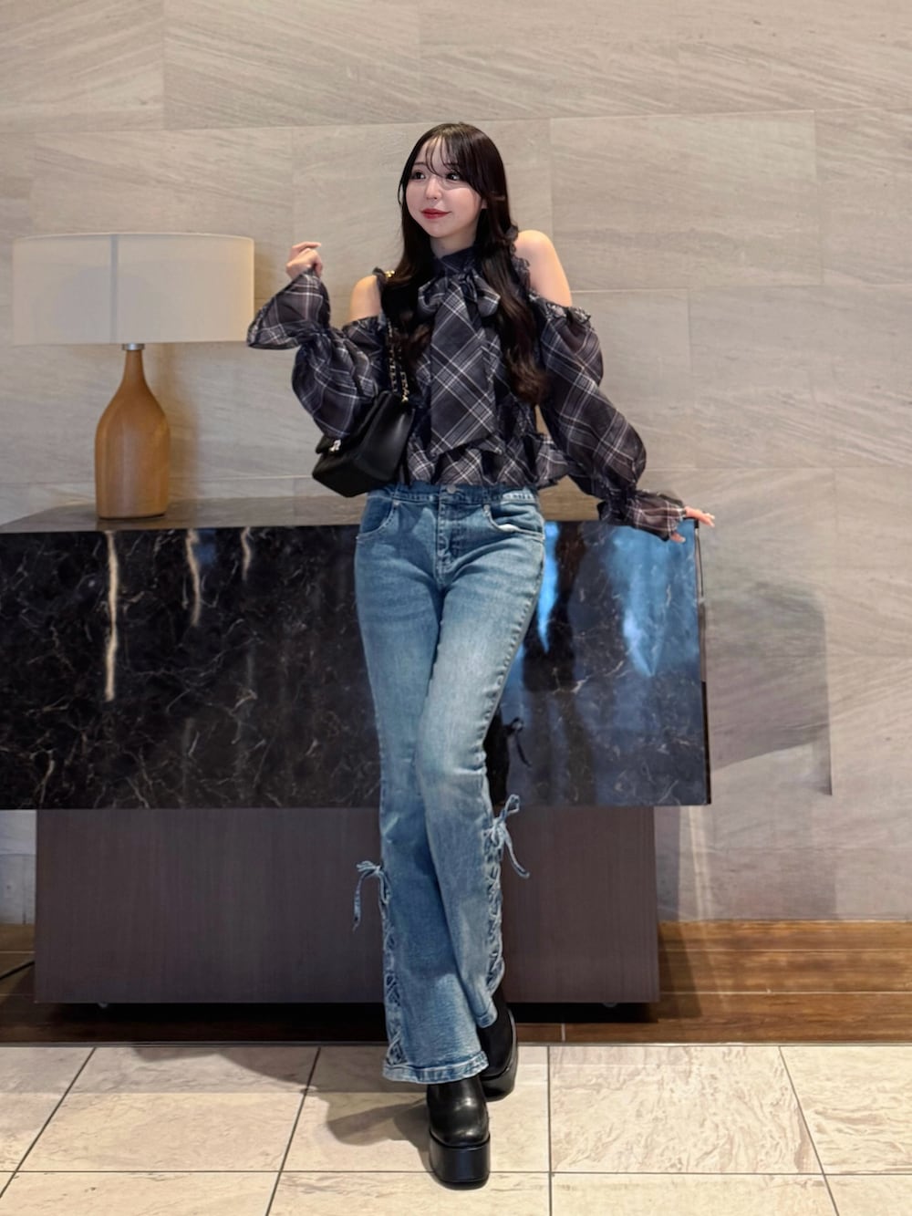 ブラック系のショルダーバッグ、ブラック系のシャツ/ブラウスを着用したレディースの秋コーディネートの2枚目の写真