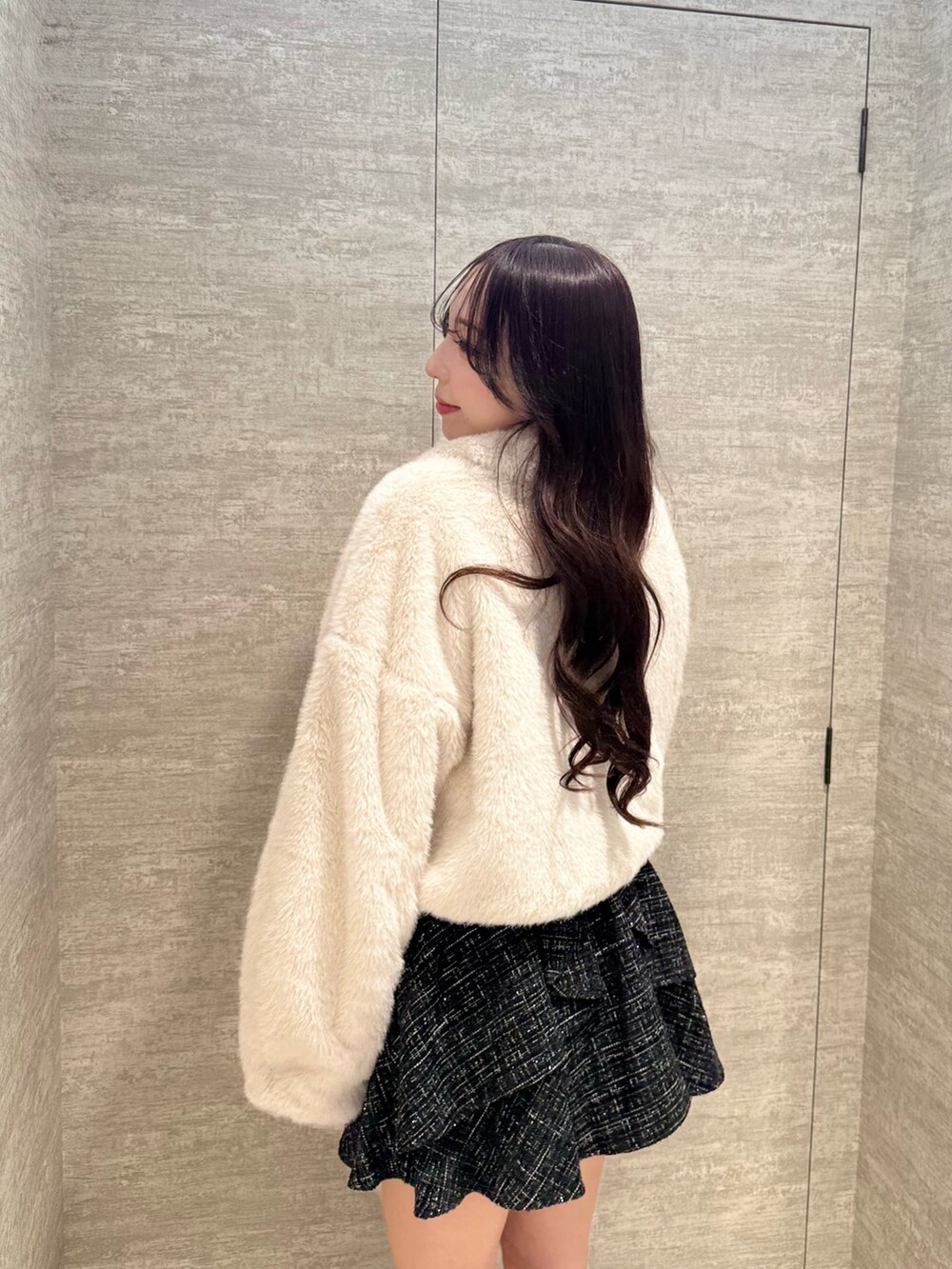 ベージュ系のブルゾン、ブラック系のスカート、ブラック系のショルダーバッグを着用したレディースの秋コーディネートの3枚目の写真