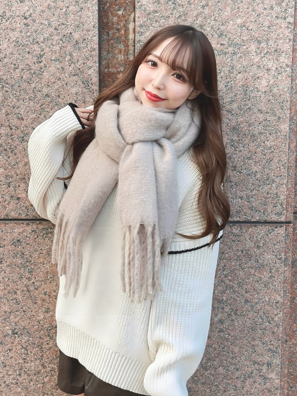 ベージュ系のニット/セーター、ブラウン系のその他パンツ、ベージュ系のストール/ショールを着用したレディースの秋コーディネートの2枚目の写真