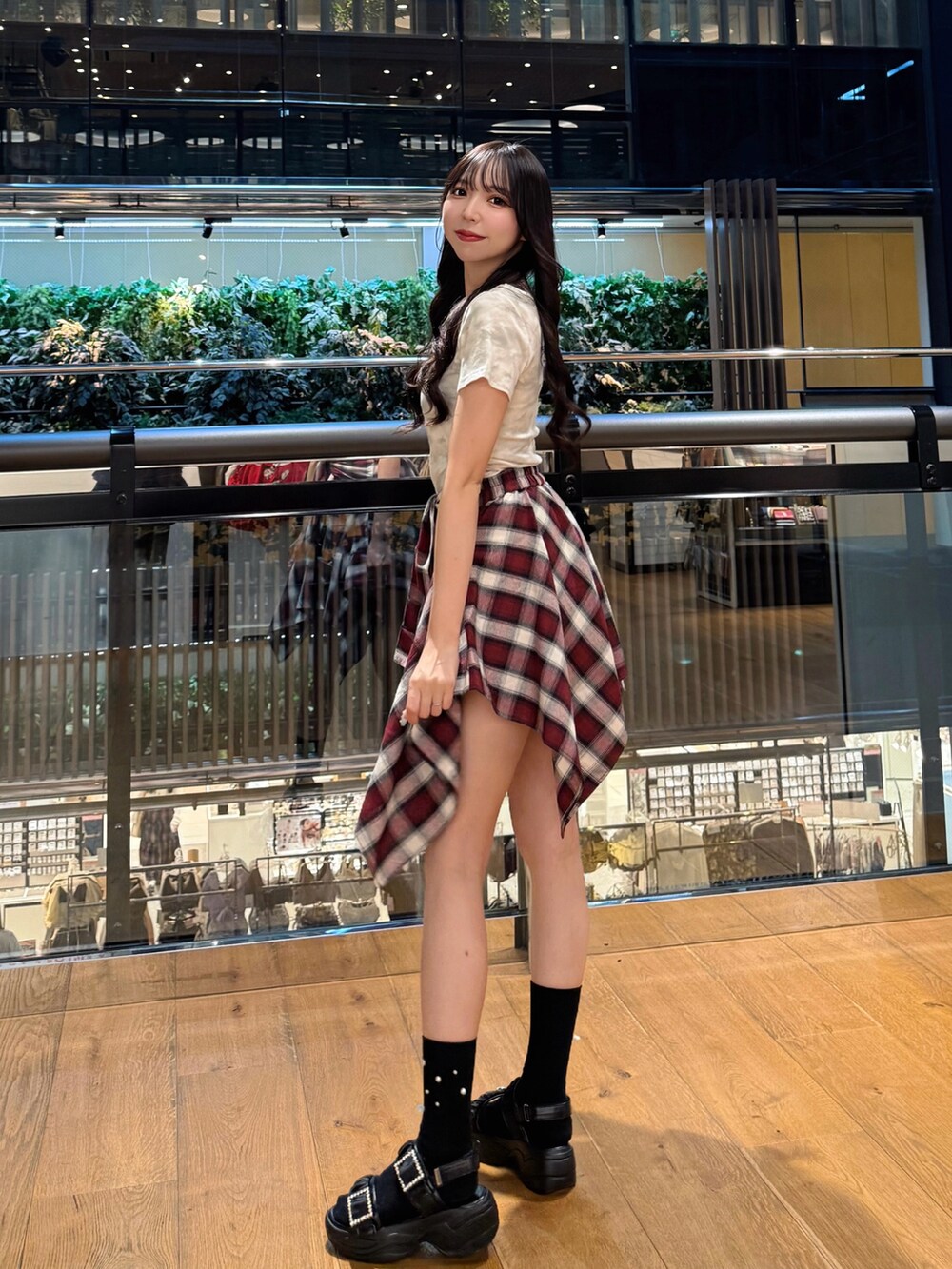 ホワイト系のTシャツ/カットソー、レッド系のスカート、ブラック系のサンダルを着用したレディースの夏コーディネートの2枚目の写真