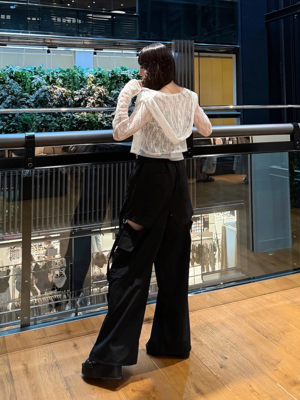 ホワイト系のパーカー、ブラック系のカーゴパンツ、グレー系のTシャツ/カットソーを着用したレディースの夏コーディネートの2枚目の写真