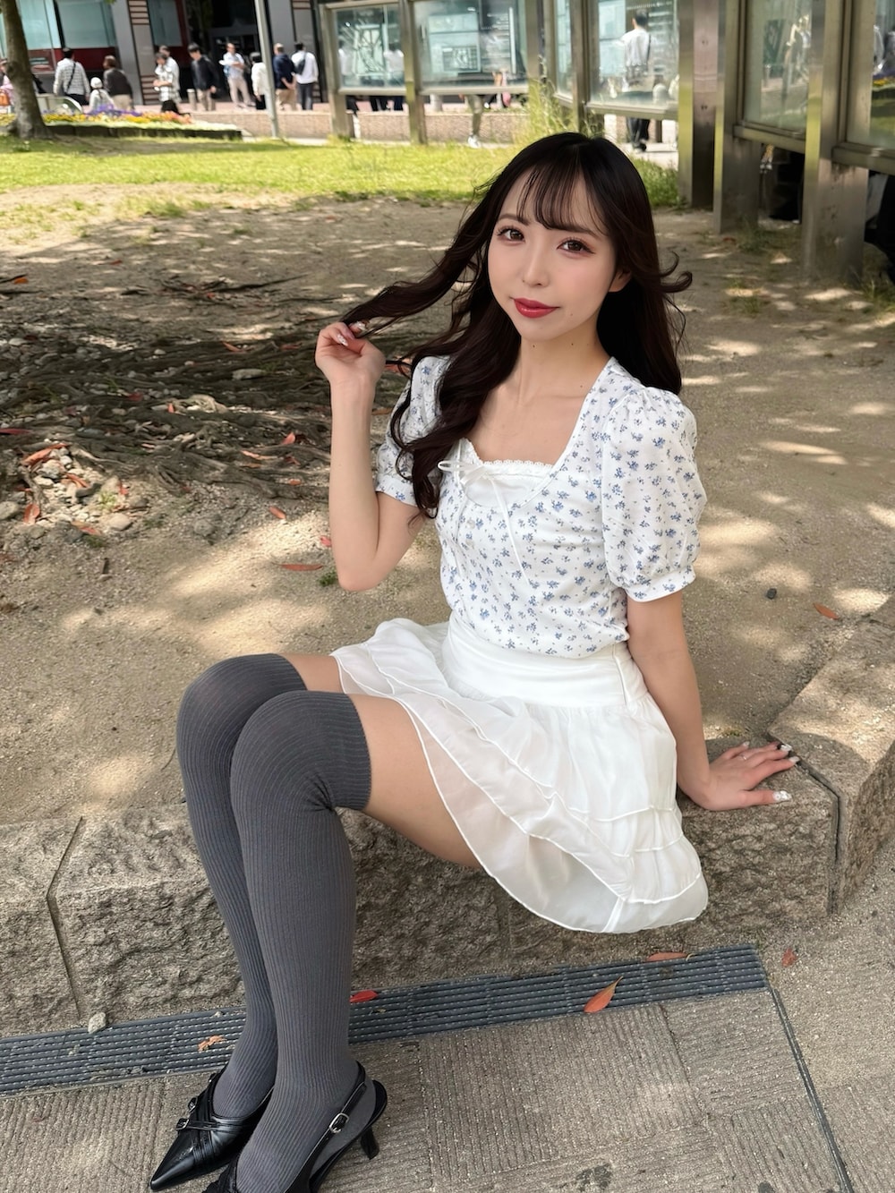 ホワイト系のTシャツ/カットソー、ホワイト系のスカート、ブラック系のパンプスを着用したレディースの春コーディネートの6枚目の写真