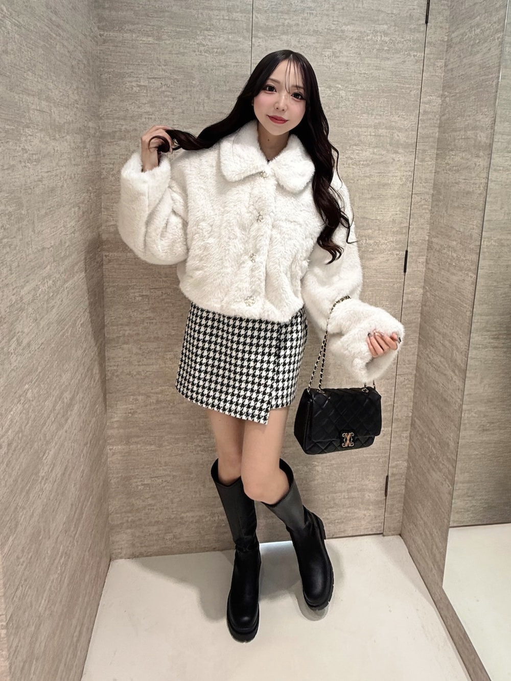 ホワイト系のブルゾン、その他のスカート、ブラック系のブーツを着用したレディースの秋コーディネートの2枚目の写真