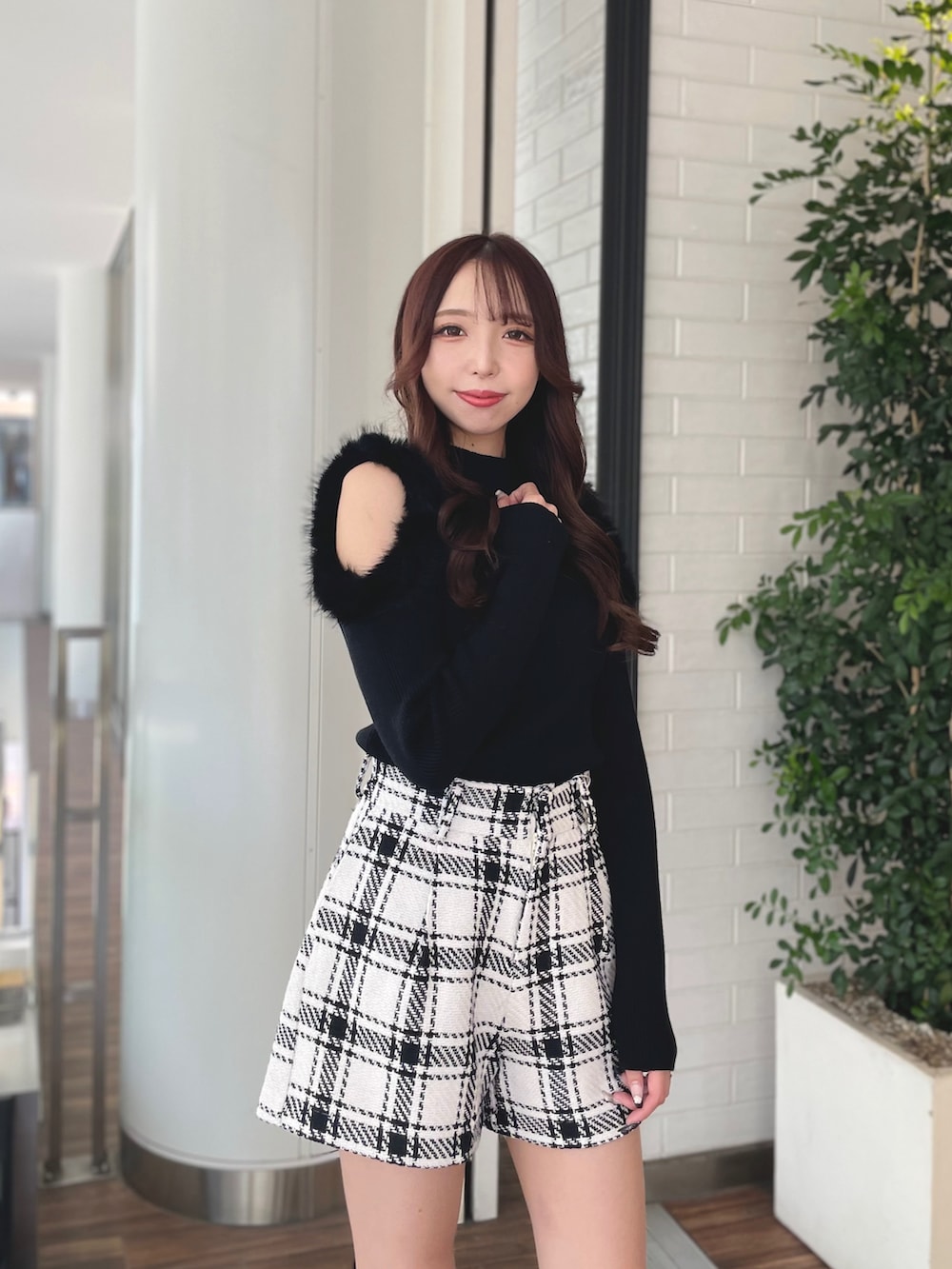 ブラック系のニット/セーター、ホワイト系のその他パンツを着用したレディースの秋コーディネートの2枚目の写真