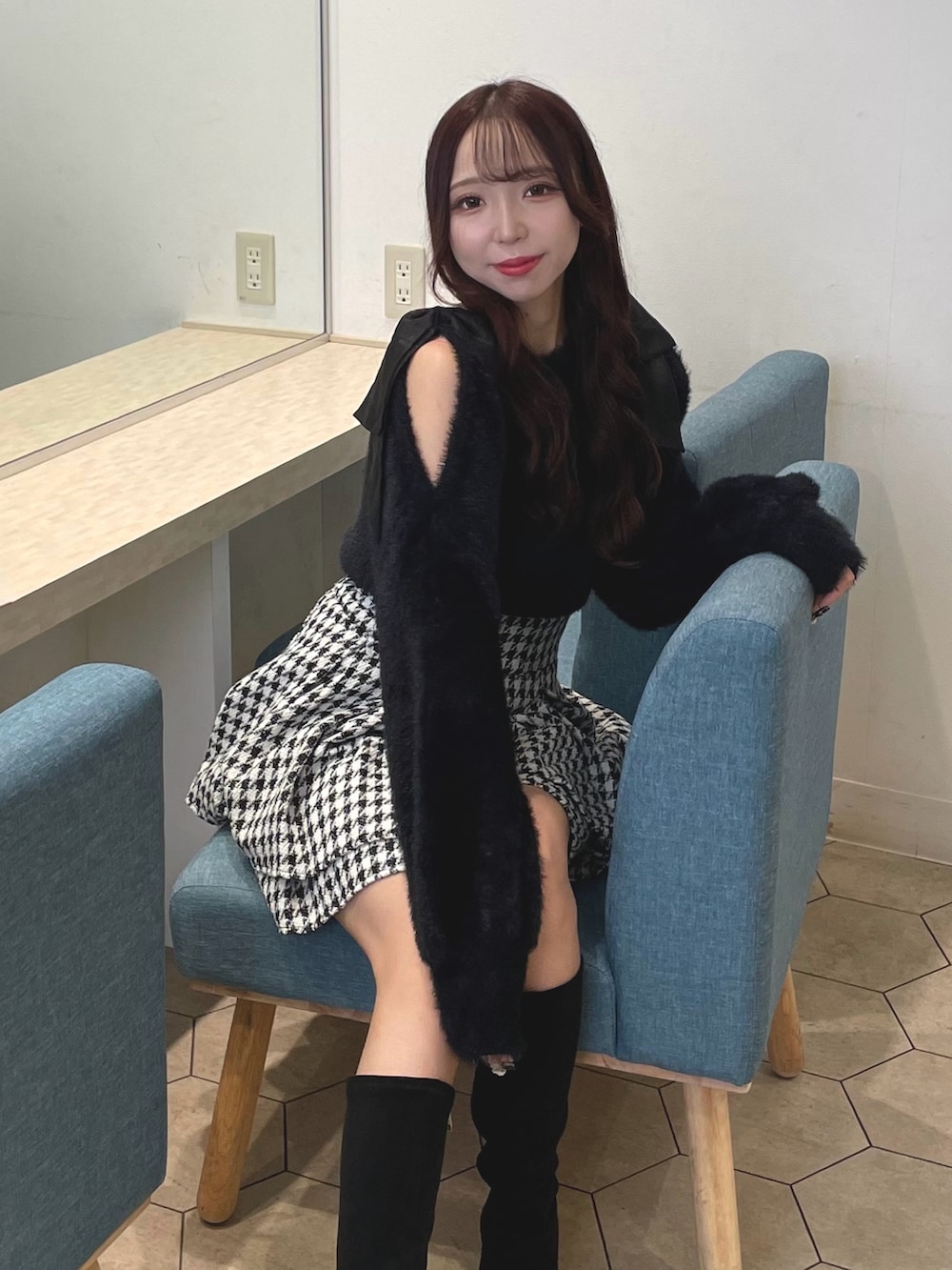 ブラック系のニット/セーター、その他のスカートを着用したレディースの秋コーディネートの3枚目の写真