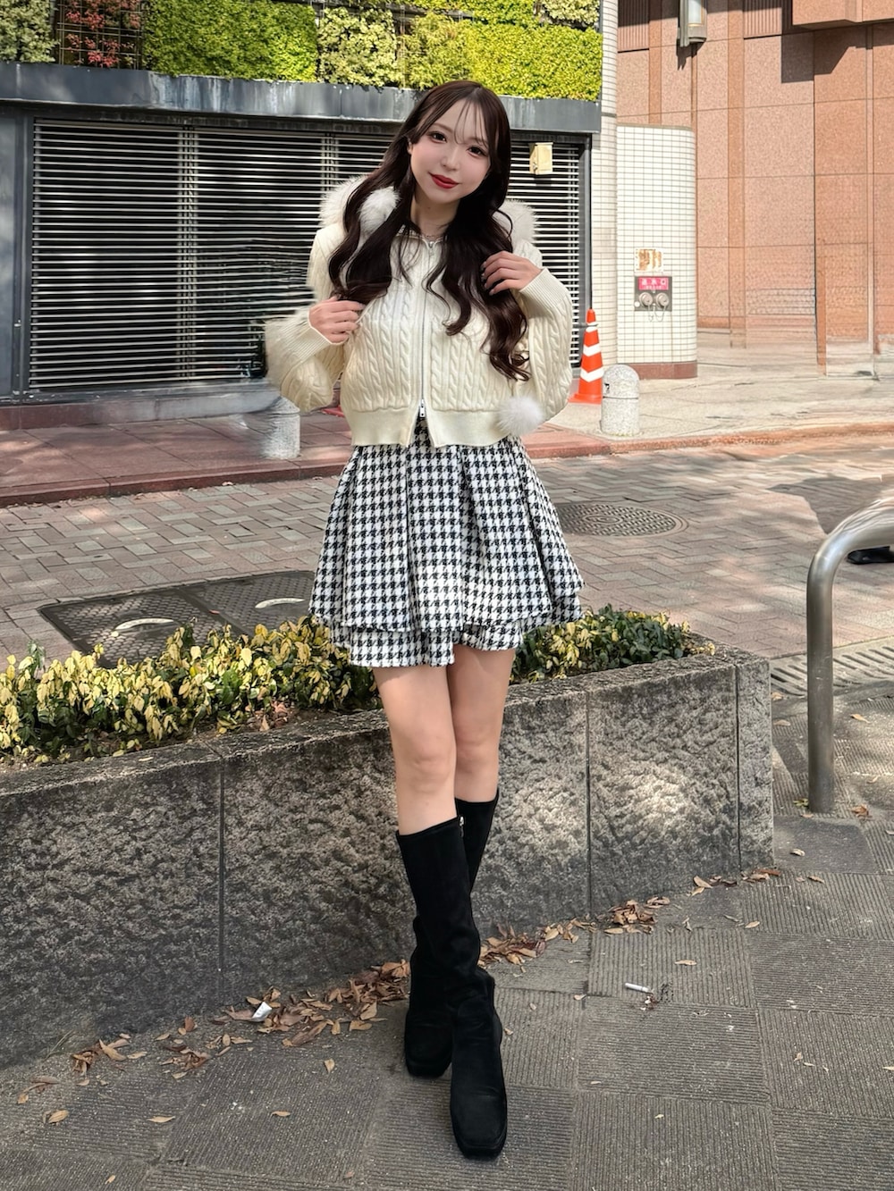 ホワイト系のパーカー、その他のスカートを着用したレディースの秋コーディネートの2枚目の写真