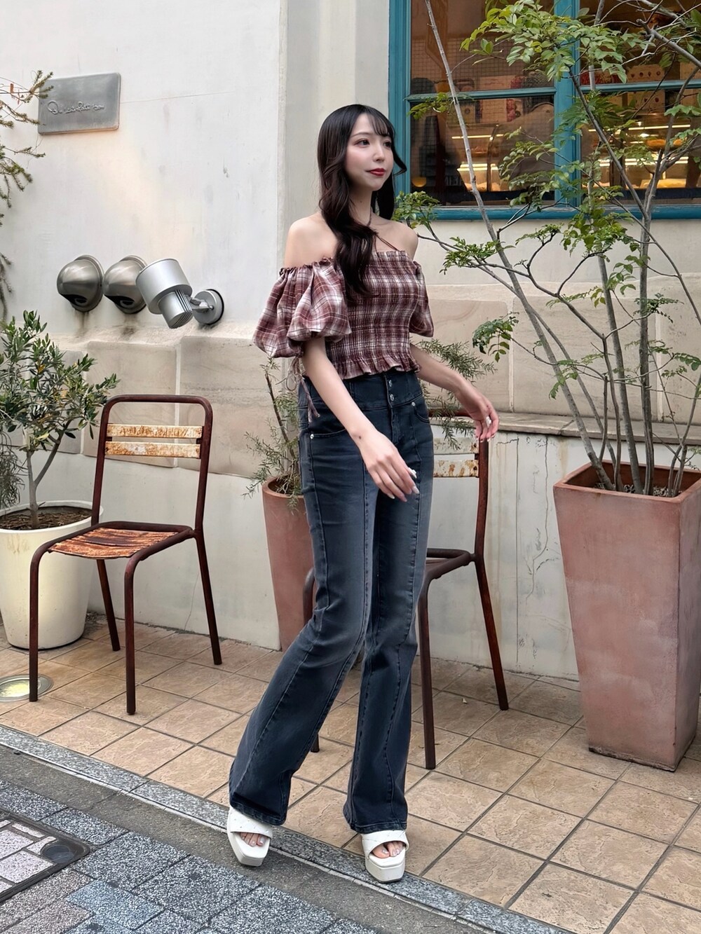 ブラウン系のシャツ/ブラウス、グレー系のデニムパンツ、ホワイト系のサンダルを着用したレディースの春コーディネートの3枚目の写真