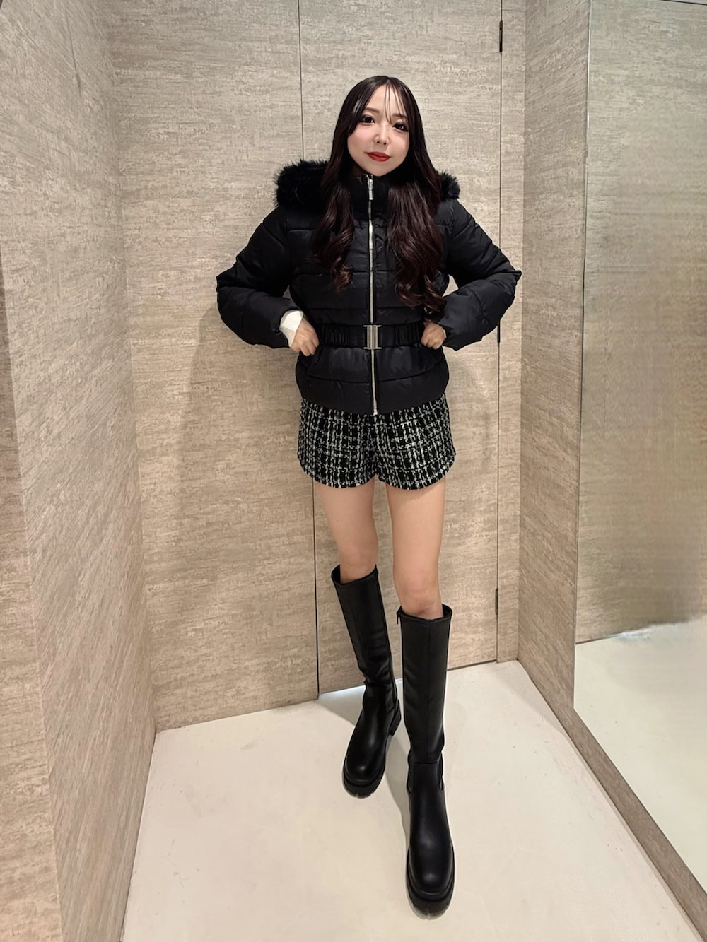 ブラック系のブーツ、ブラック系のその他パンツ、ブラック系のダウンジャケット/コートを着用したレディースの秋コーディネートの2枚目の写真