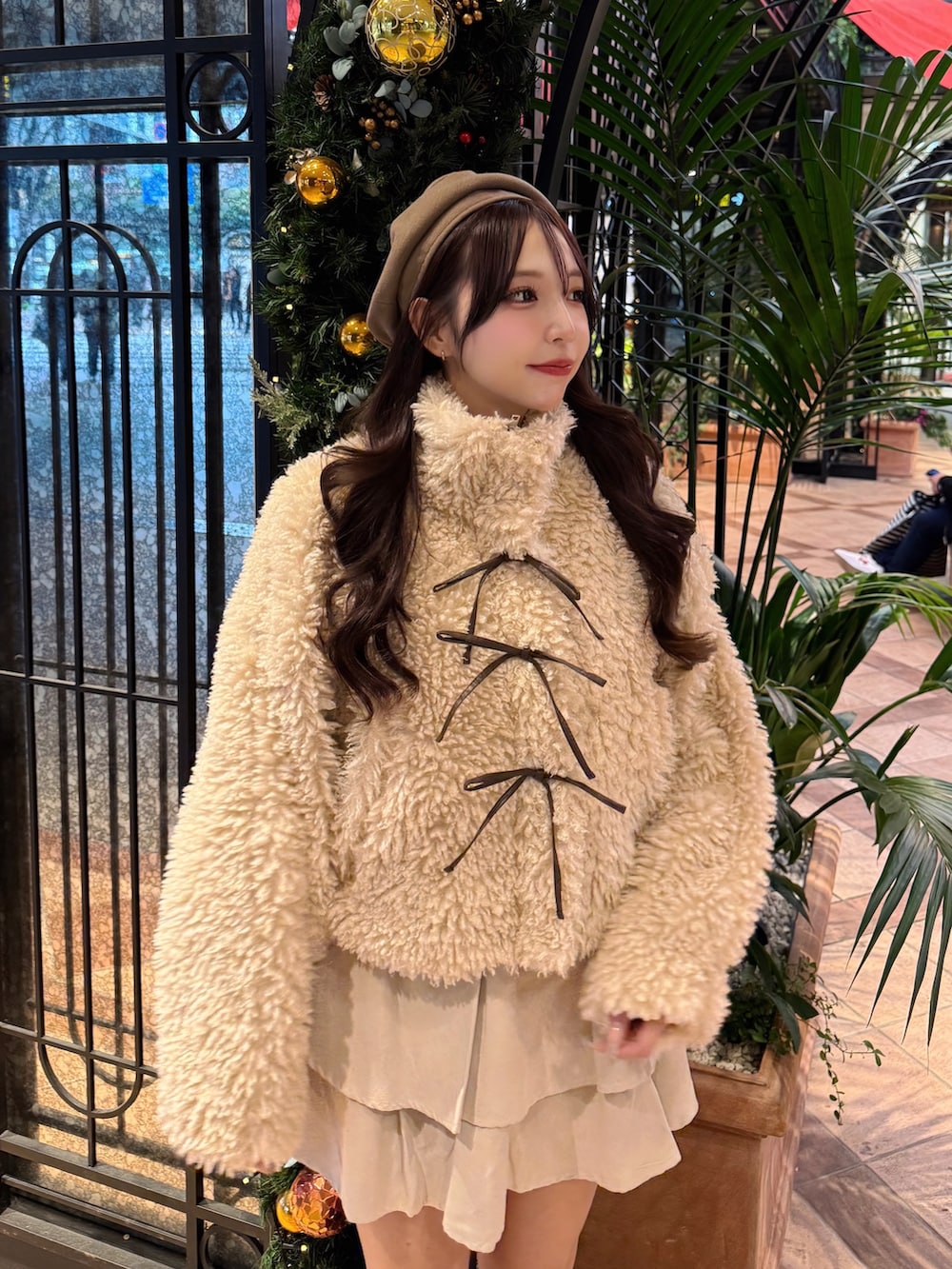 ベージュ系のブルゾン、ホワイト系のスカート、ベージュ系のハンチング/ベレー帽を着用したレディースの冬コーディネートの4枚目の写真