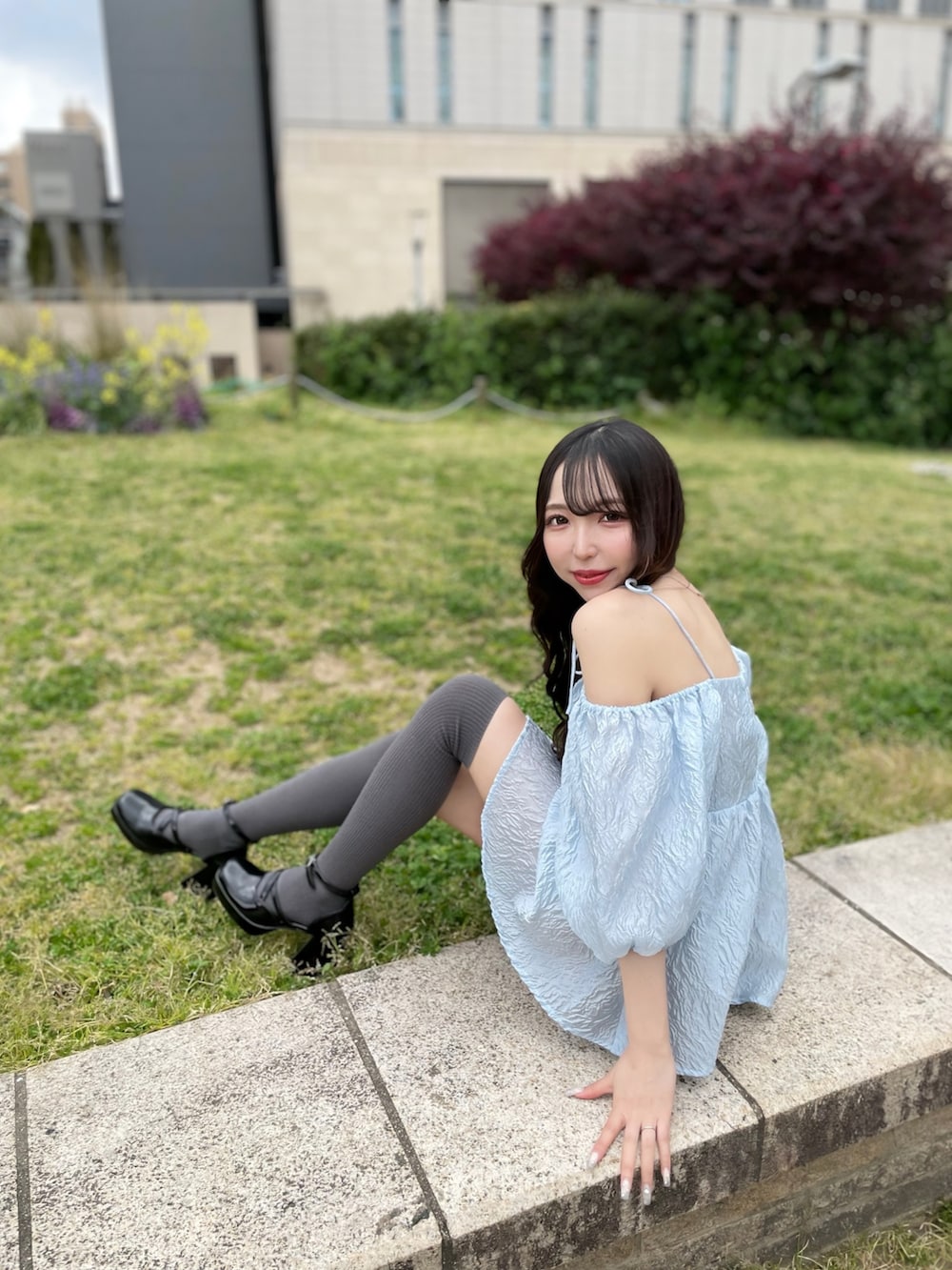 ブルー系のシャツ/ブラウス、グレー系のその他パンツを着用したレディースの春コーディネートの5枚目の写真