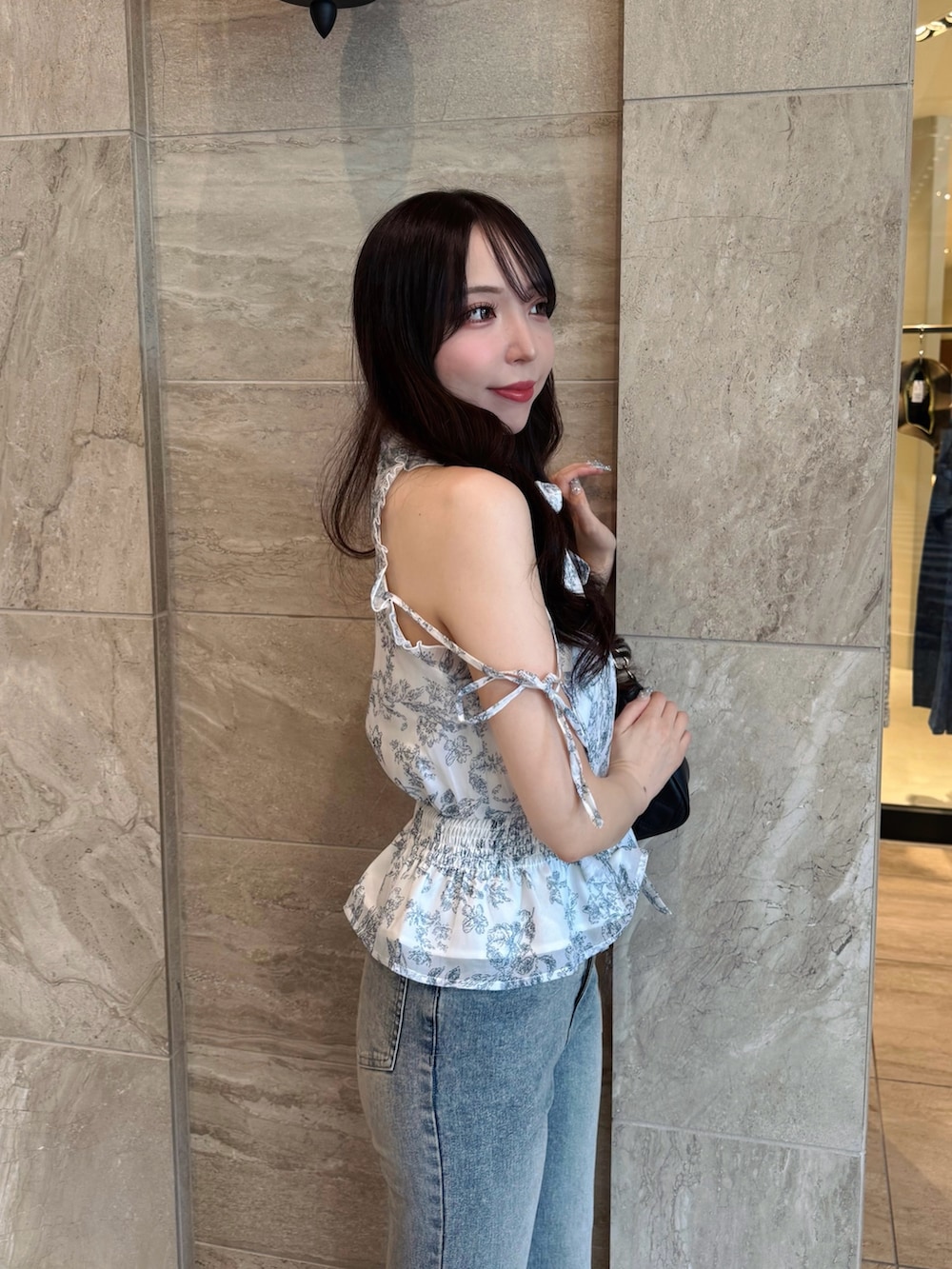 ブルー系のデニムパンツ、ホワイト系のシャツ/ブラウス、ホワイト系のサンダルを着用したレディースの夏コーディネートの6枚目の写真