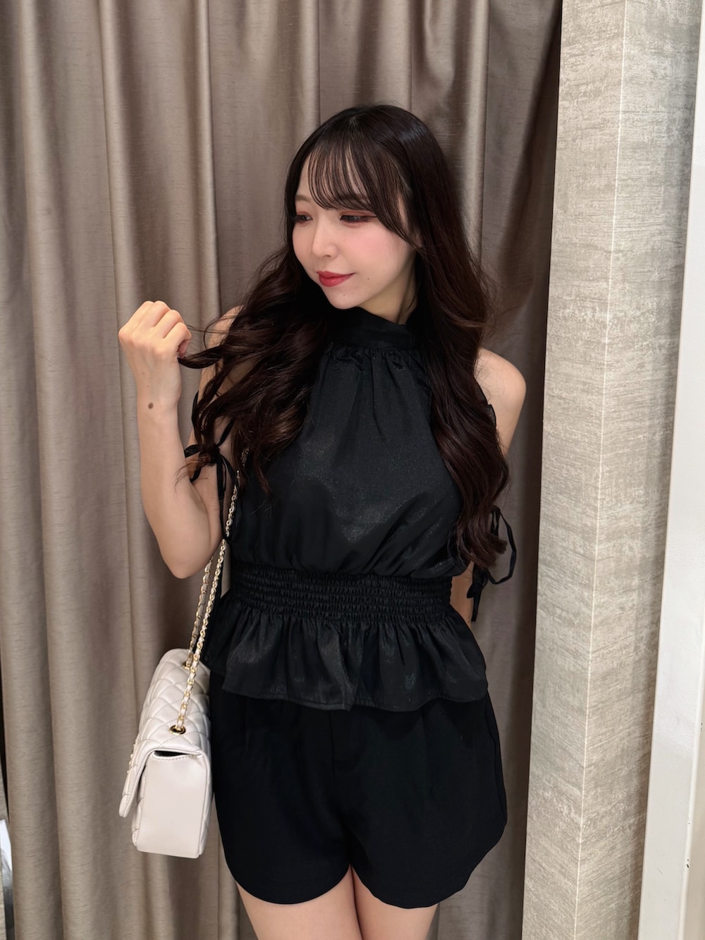 ブラック系のその他パンツ、ブラック系のシャツ/ブラウス、ホワイト系のショルダーバッグを着用したレディースの夏コーディネートの3枚目の写真