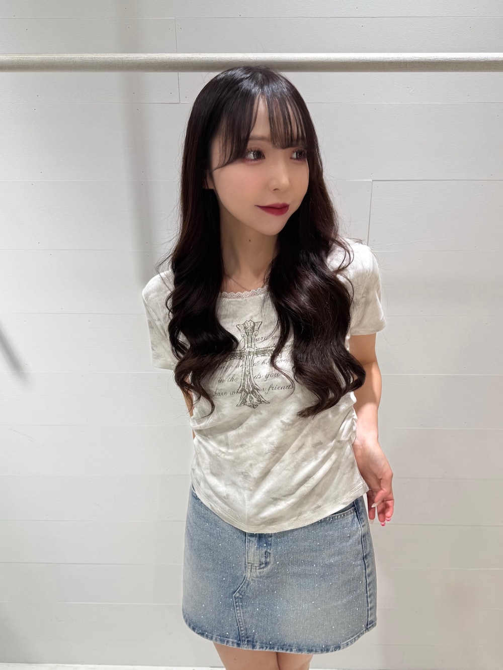 ホワイト系のTシャツ/カットソー、ブルー系のスカート、ホワイト系のサンダルを着用したレディースの夏コーディネートの3枚目の写真