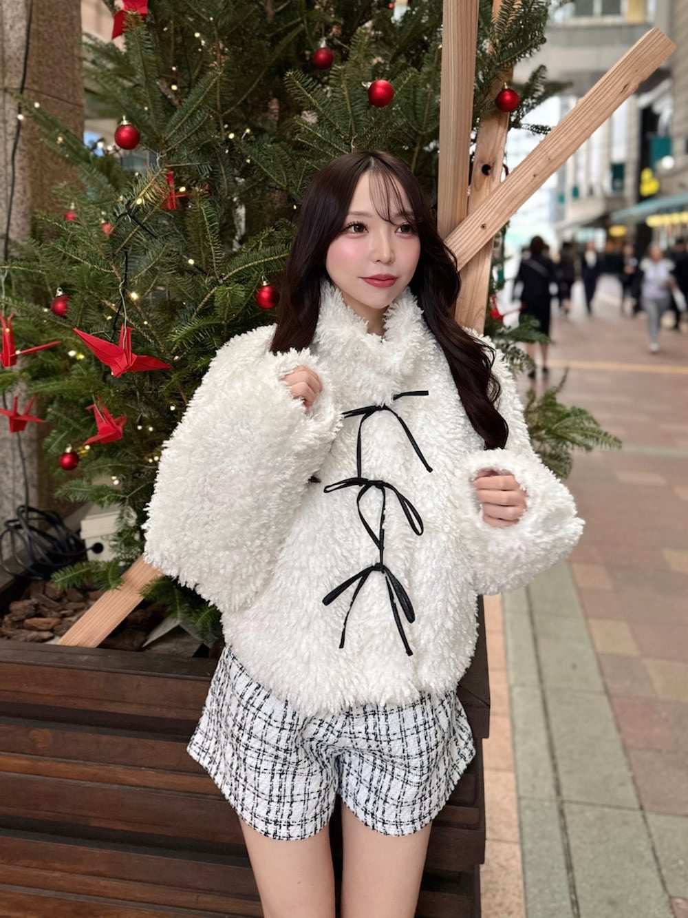 ホワイト系のブルゾン、ホワイト系のその他パンツを着用したレディースの秋コーディネートの5枚目の写真