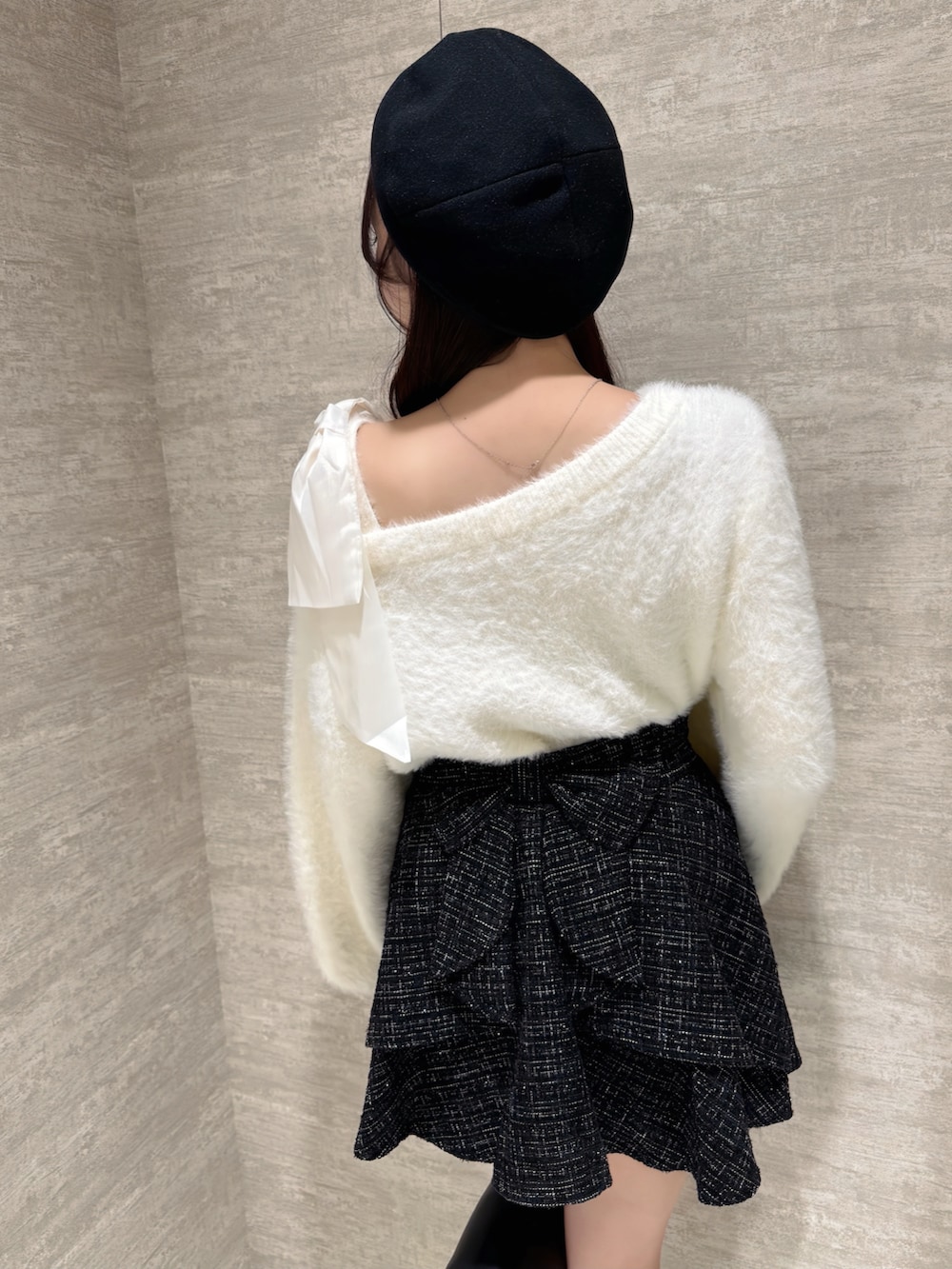 ホワイト系のニット/セーター、ブラック系のスカート、ブラック系のハンチング/ベレー帽を着用したレディースの秋コーディネートの8枚目の写真