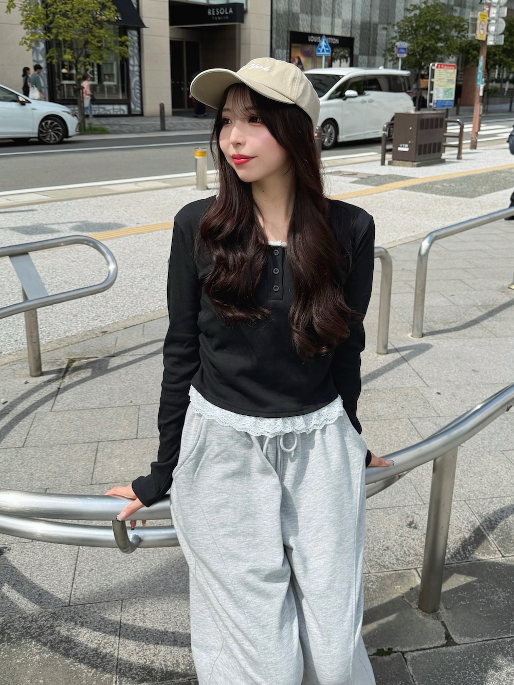 ブラック系のTシャツ/カットソー、グレー系のスウェットパンツ、ブラック系のスニーカーを着用したレディースの秋コーディネートの5枚目の写真