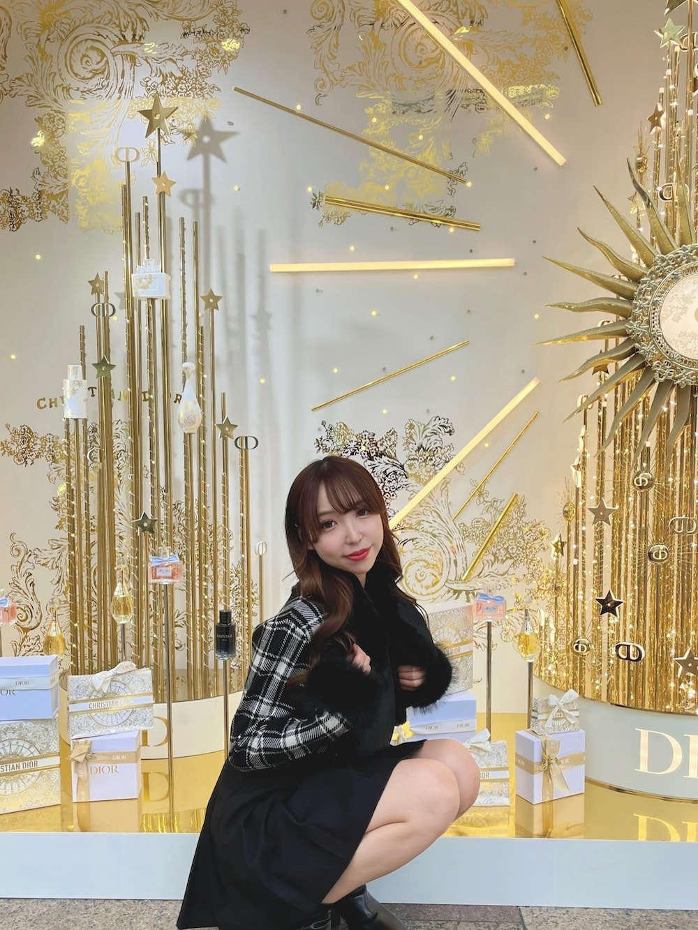 ブラック系のニット/セーター、ブラック系のスカート、ブラック系のマフラーを着用したレディースの秋コーディネートの4枚目の写真