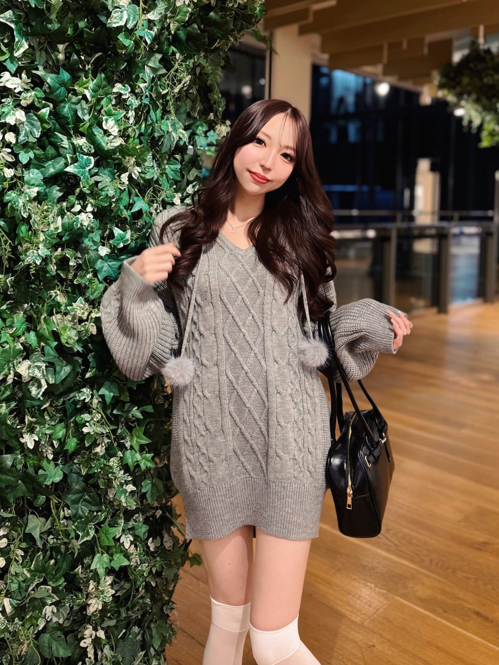 グレー系のパーカー、ベージュ系のブーツを着用したレディースの冬コーディネートの6枚目の写真