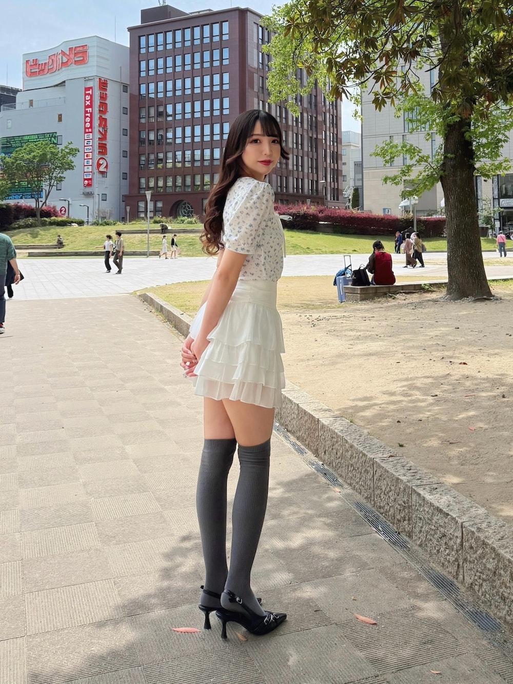 ホワイト系のTシャツ/カットソー、ホワイト系のスカート、ブラック系のパンプスを着用したレディースの春コーディネートの3枚目の写真