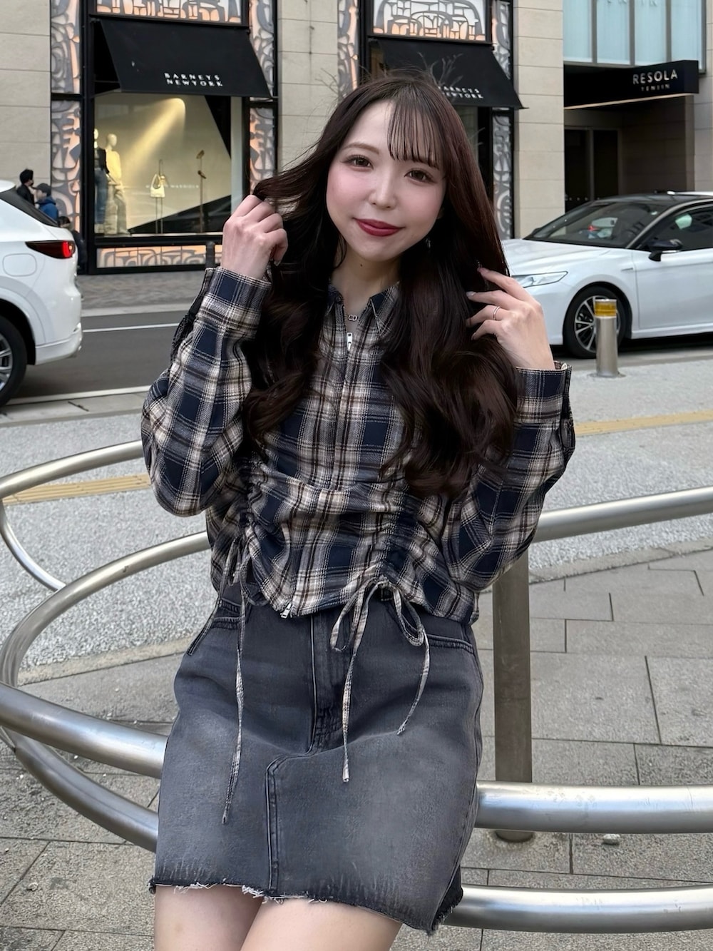 その他のトップス、グレー系のスカート、ブラック系のブーツを着用したレディースの春コーディネートの3枚目の写真