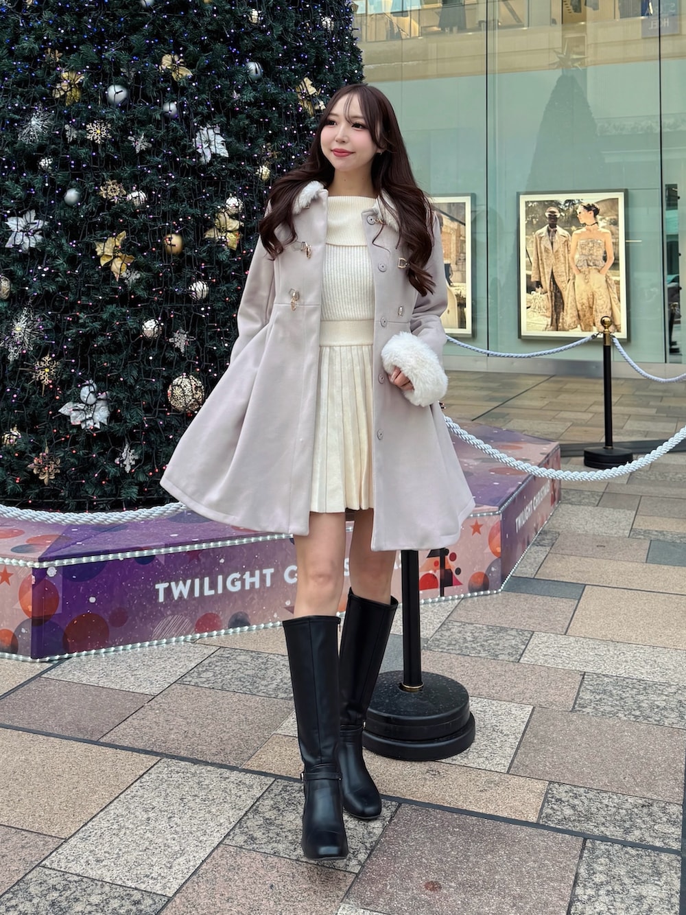 ピンク系のその他アウター、ブラック系のブーツを着用したレディースの冬コーディネートの5枚目の写真